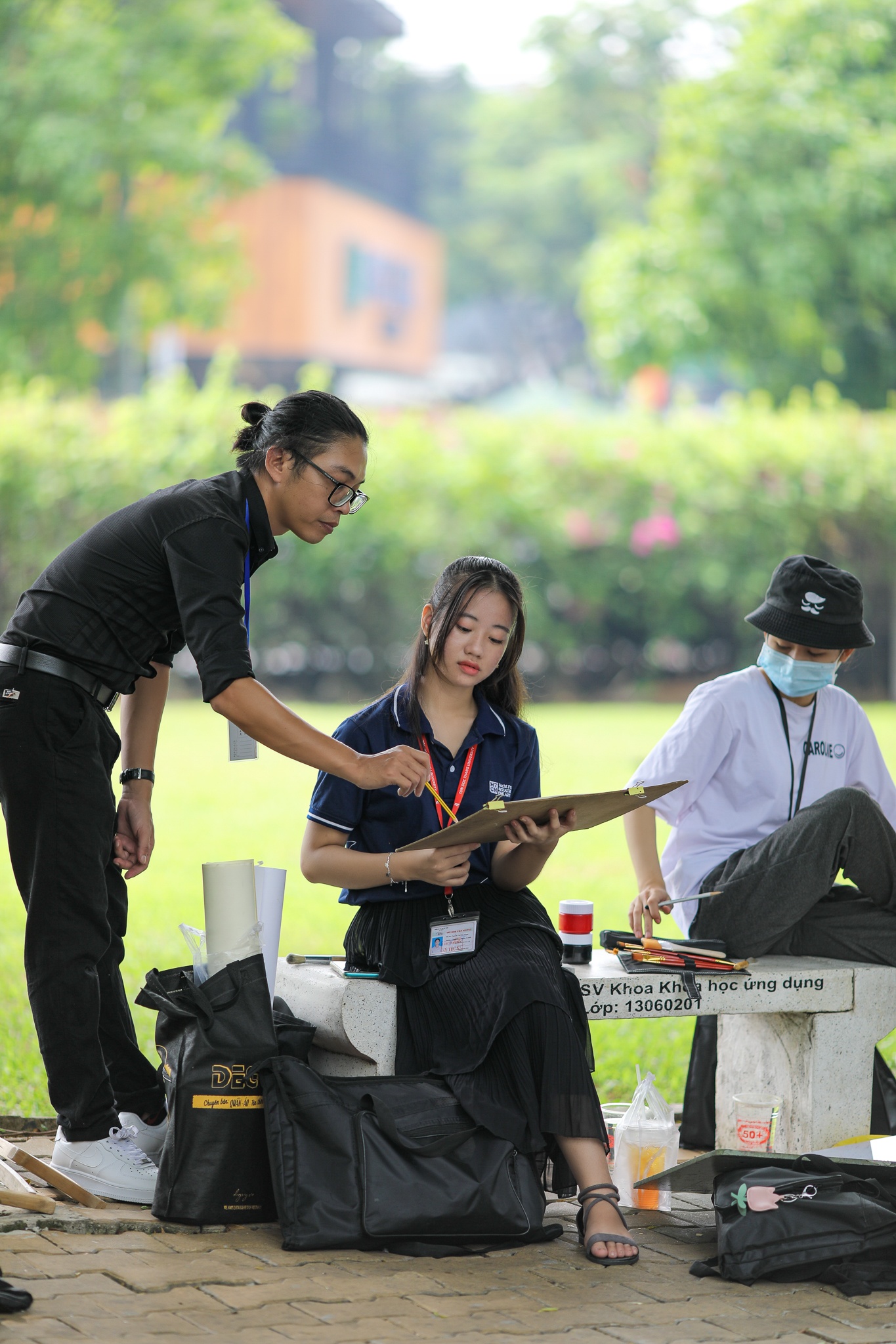 nữ sinh tôn đức thắng chống nạng đi học ảnh 16 nu sinh ton duc thang chong nang di hoc anh 16