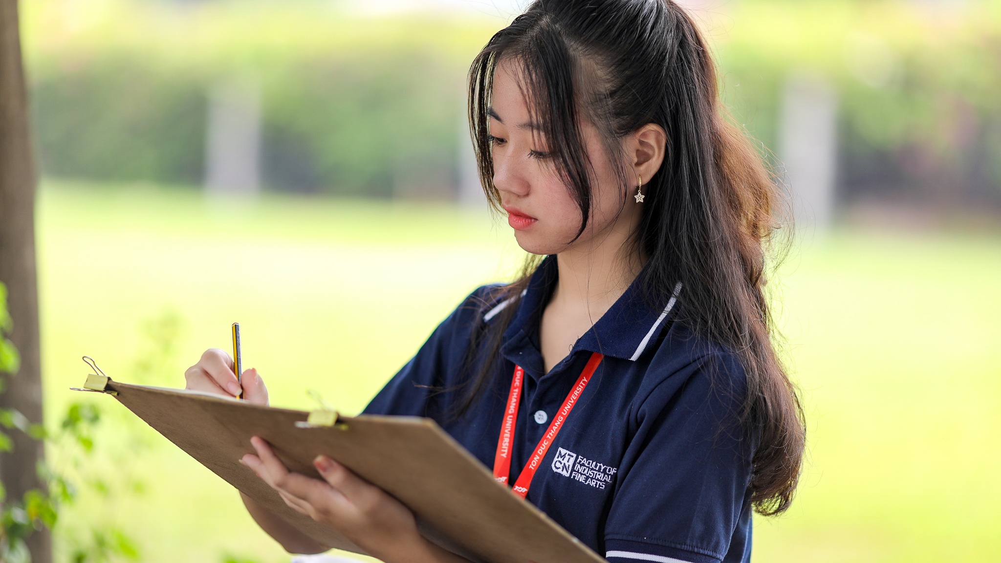 nữ sinh tôn đức thắng chống nạng đi học ảnh 17 nu sinh ton duc thang chong nang di hoc anh 17