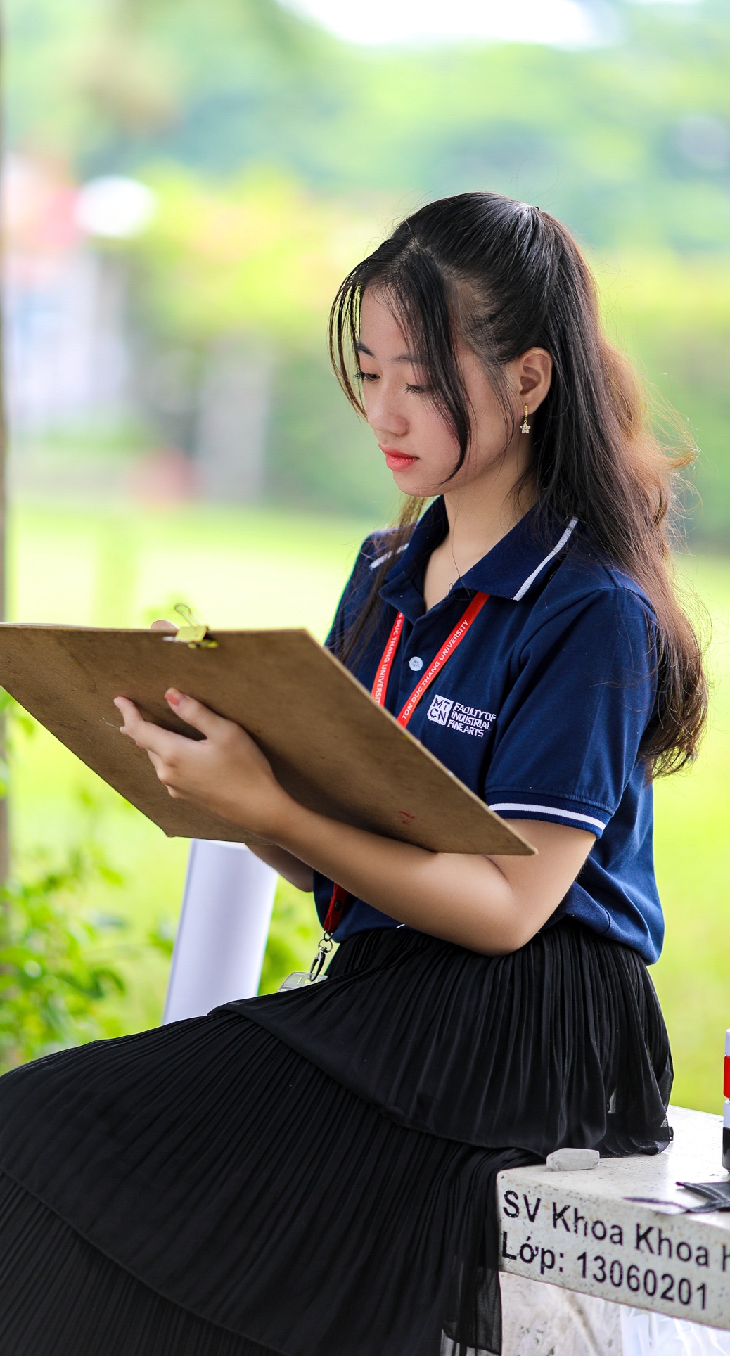 nữ sinh tôn đức thắng chống nạng đi học ảnh 18 nu sinh ton duc thang chong nang di hoc anh 18