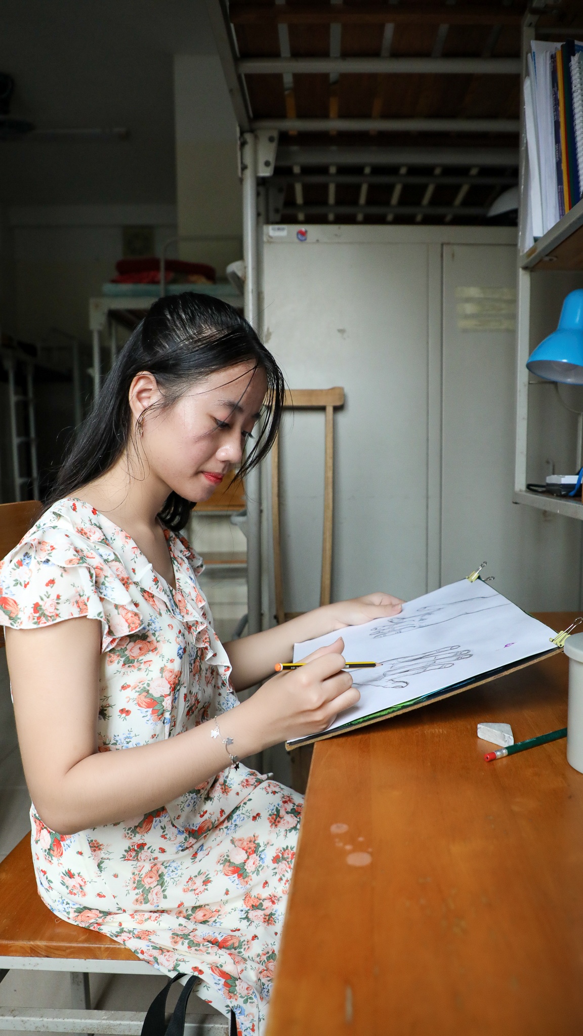 nữ sinh tôn đức thắng chống nạng đi học ảnh 24 nu sinh ton duc thang chong nang di hoc anh 24