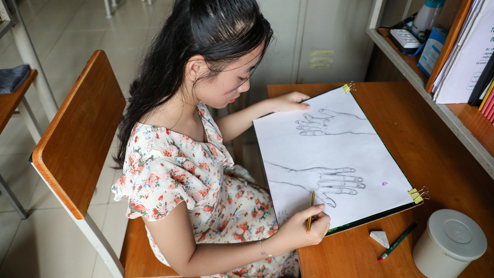 nữ sinh tôn đức thắng chống nạng đi học ảnh 23 nu sinh ton duc thang chong nang di hoc anh 23