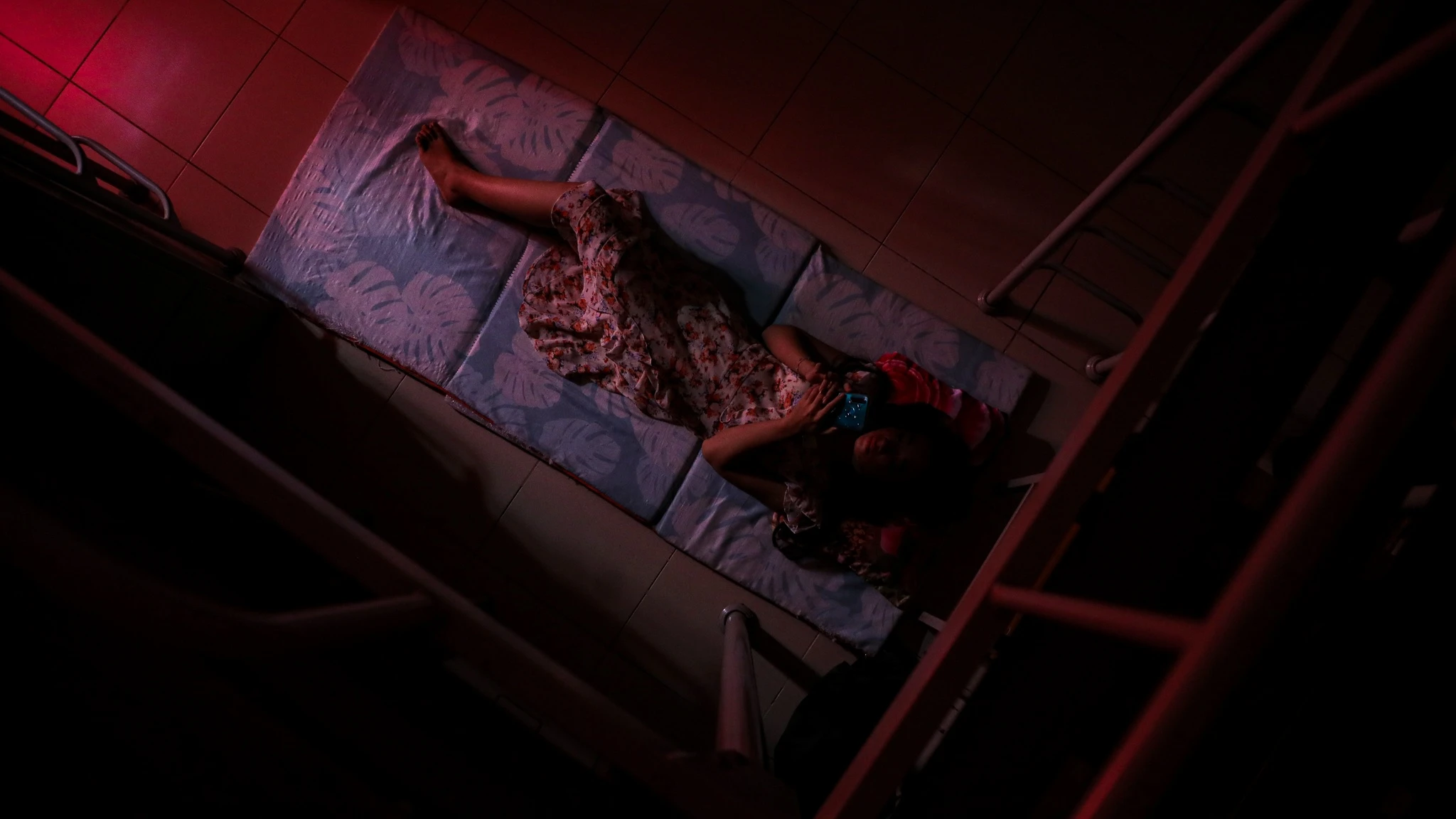 nu sinh ton duc thang chong nang di hoc anh 25