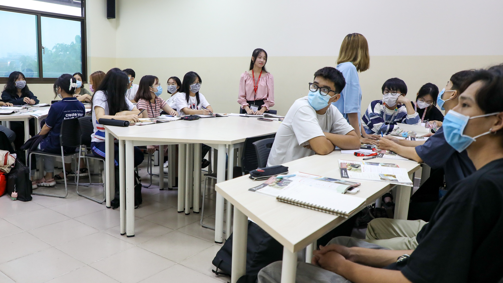 nu sinh ton duc thang chong nang di hoc anh 27