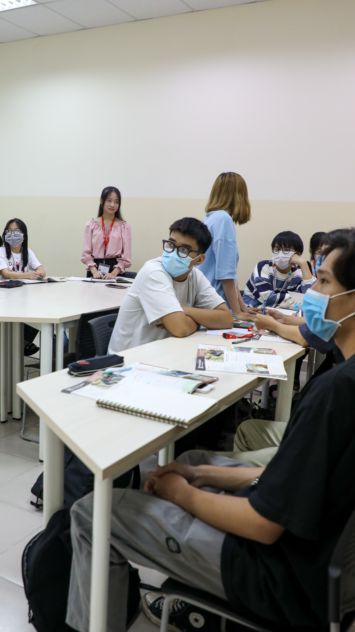 nu sinh ton duc thang chong nang di hoc anh 28