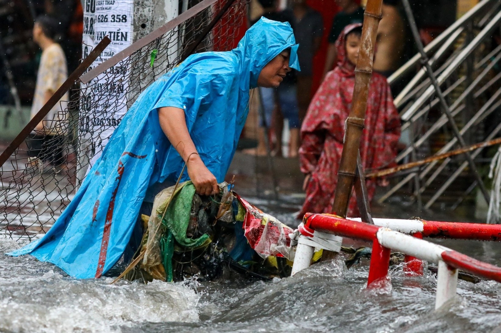 Nguoi dan vat lon trong tran mua lut banh xe o TP Thu Duc hinh anh