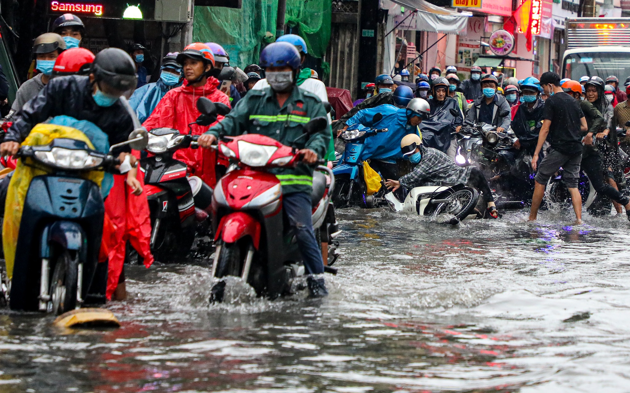 Xe may te nga trong mua o TP Thu Duc anh 6