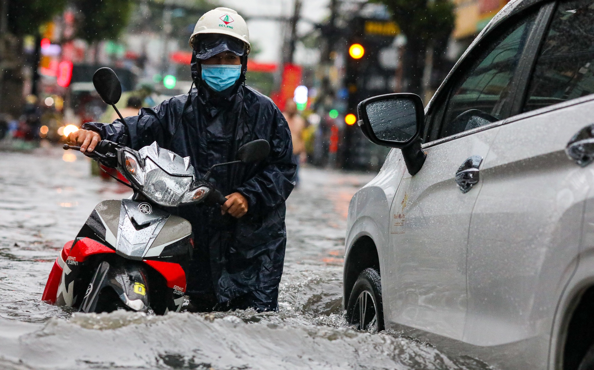 Xe may te nga trong mua o TP Thu Duc anh 2