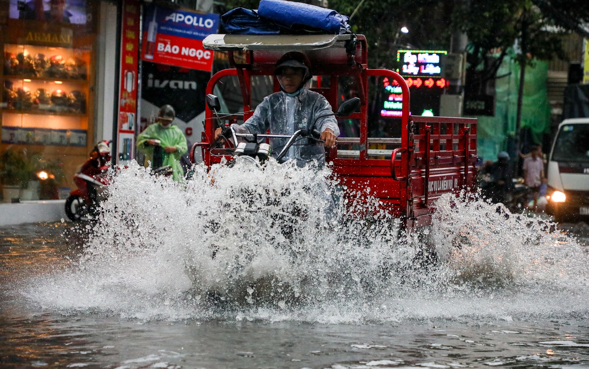 Xe may te nga trong mua o TP Thu Duc anh 10