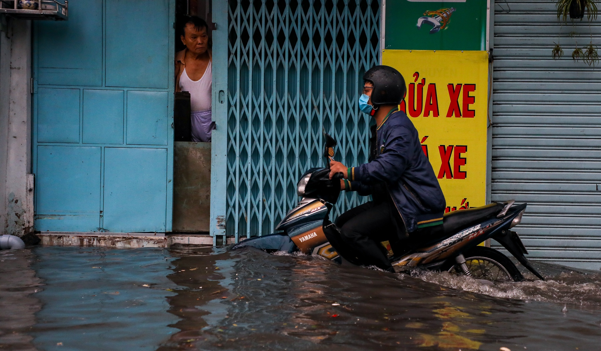 Xe may te nga trong mua o TP Thu Duc anh 7