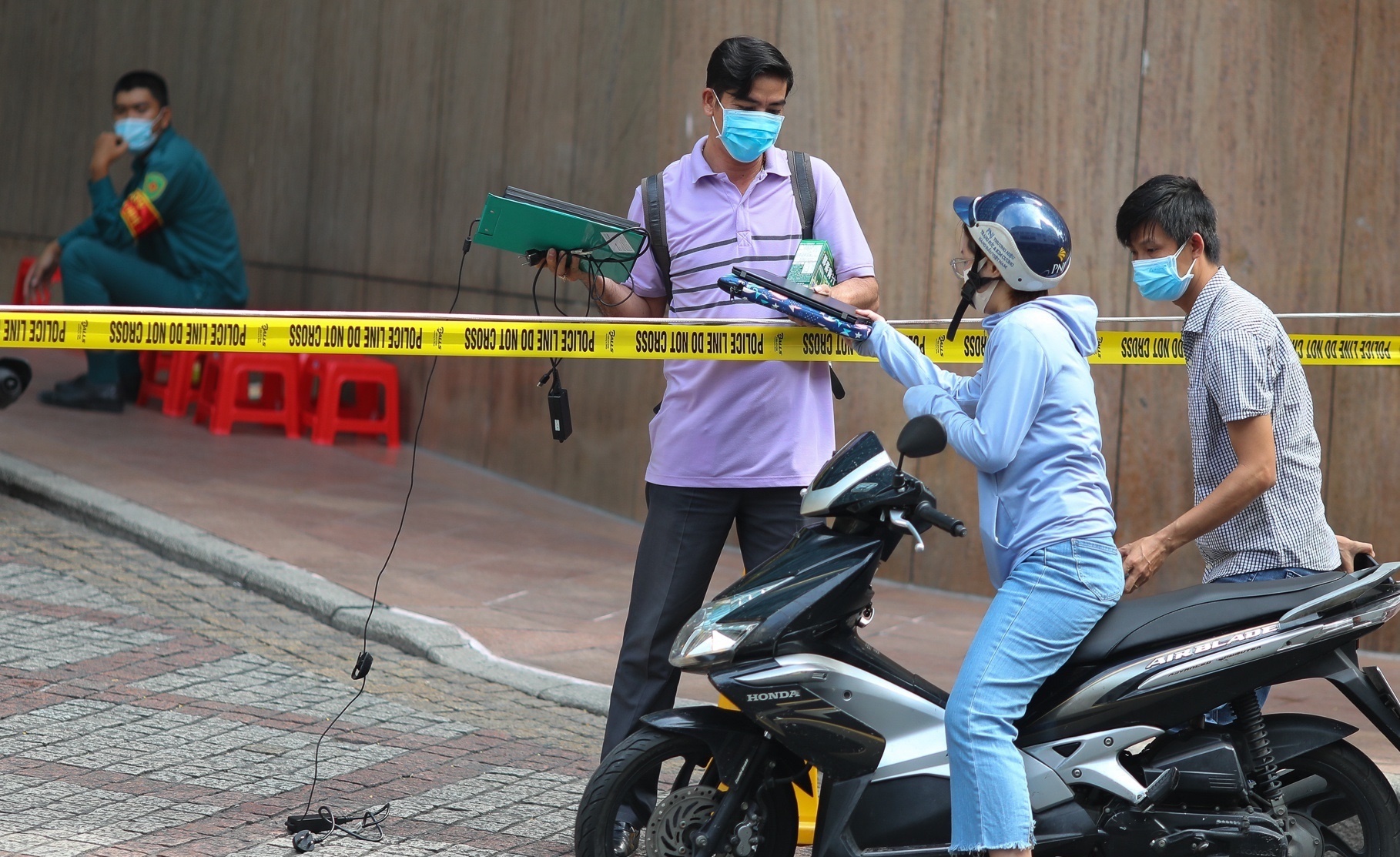 Nhieu do dac tu khach san Sheraton duoc dua ra ngoai, khong khu khuan hinh anh