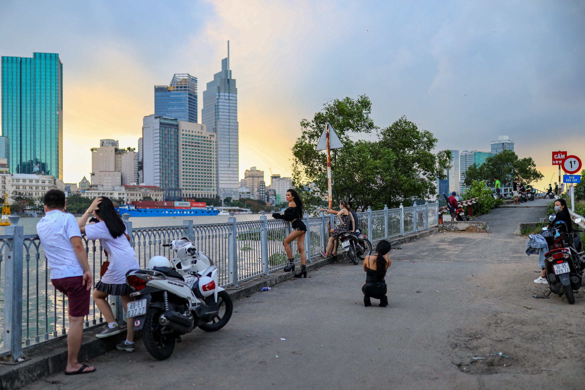 duong pho TP.HCM vang ve anh 9