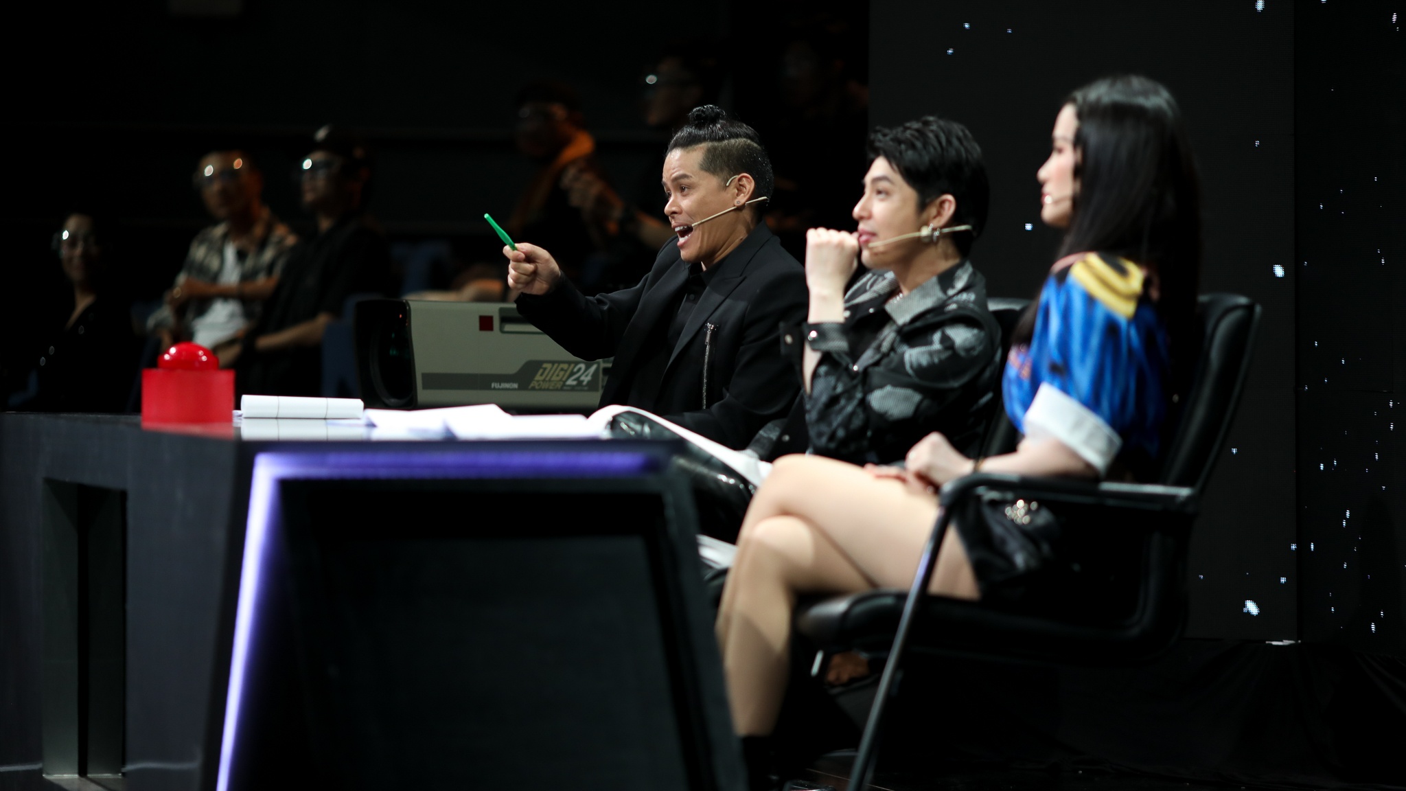 John Huy Tran lam giam khao show vu dao anh 25