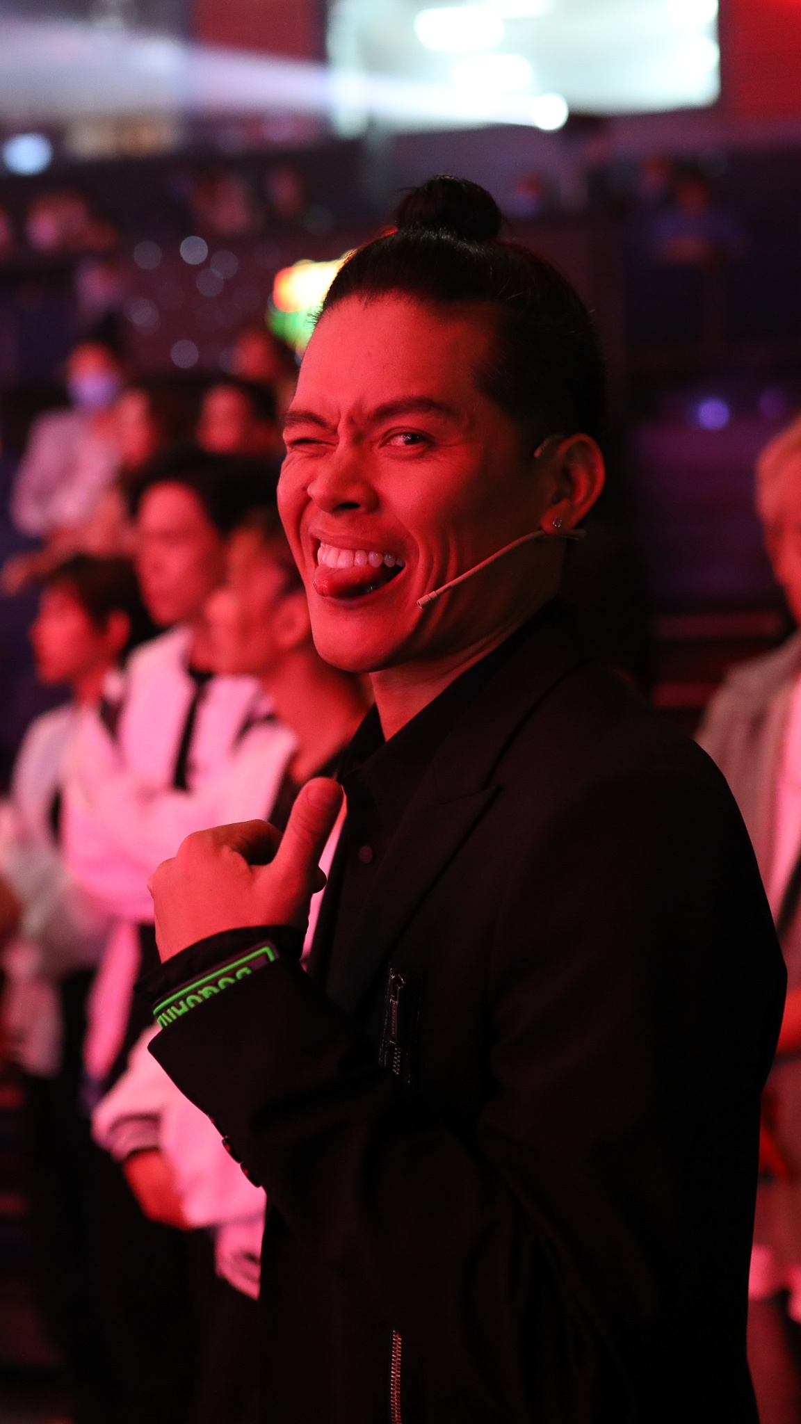 John Huy Tran lam giam khao show vu dao anh 17