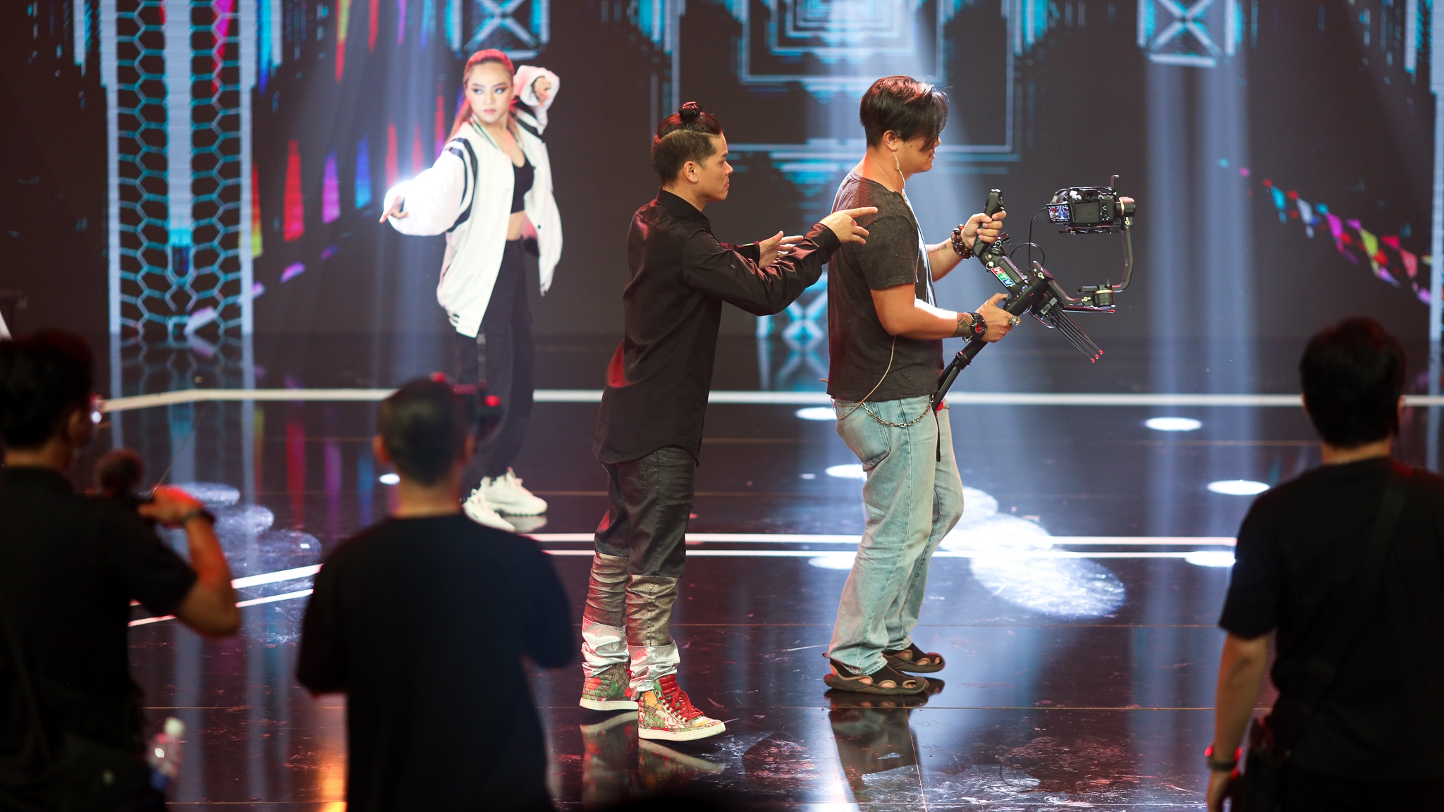 John Huy Tran lam giam khao show vu dao anh 15