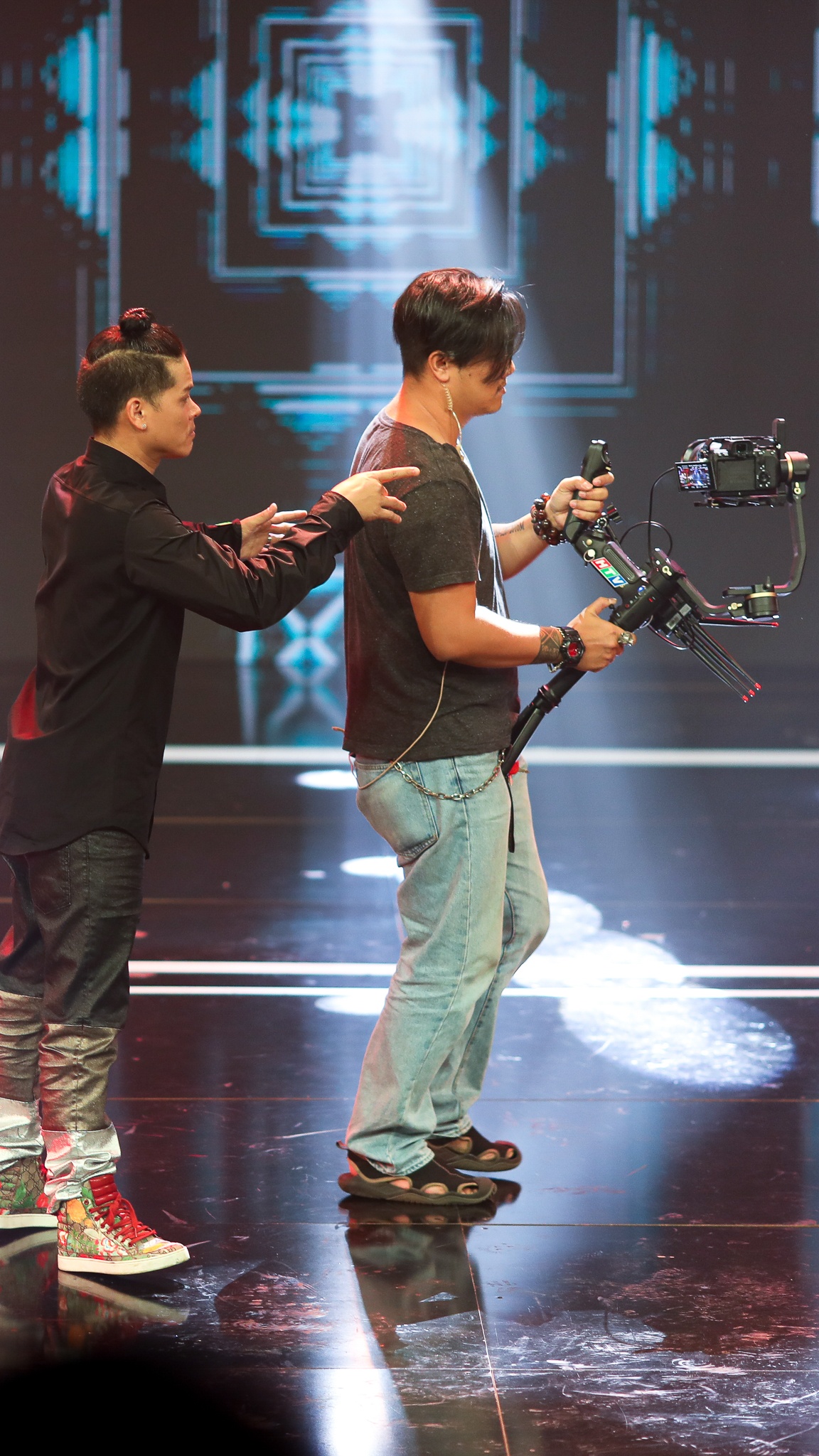 John Huy Tran lam giam khao show vu dao anh 16