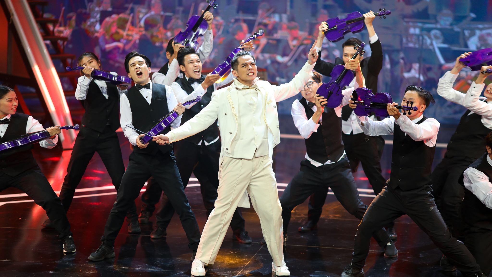 John Huy Tran lam giam khao show vu dao anh 28