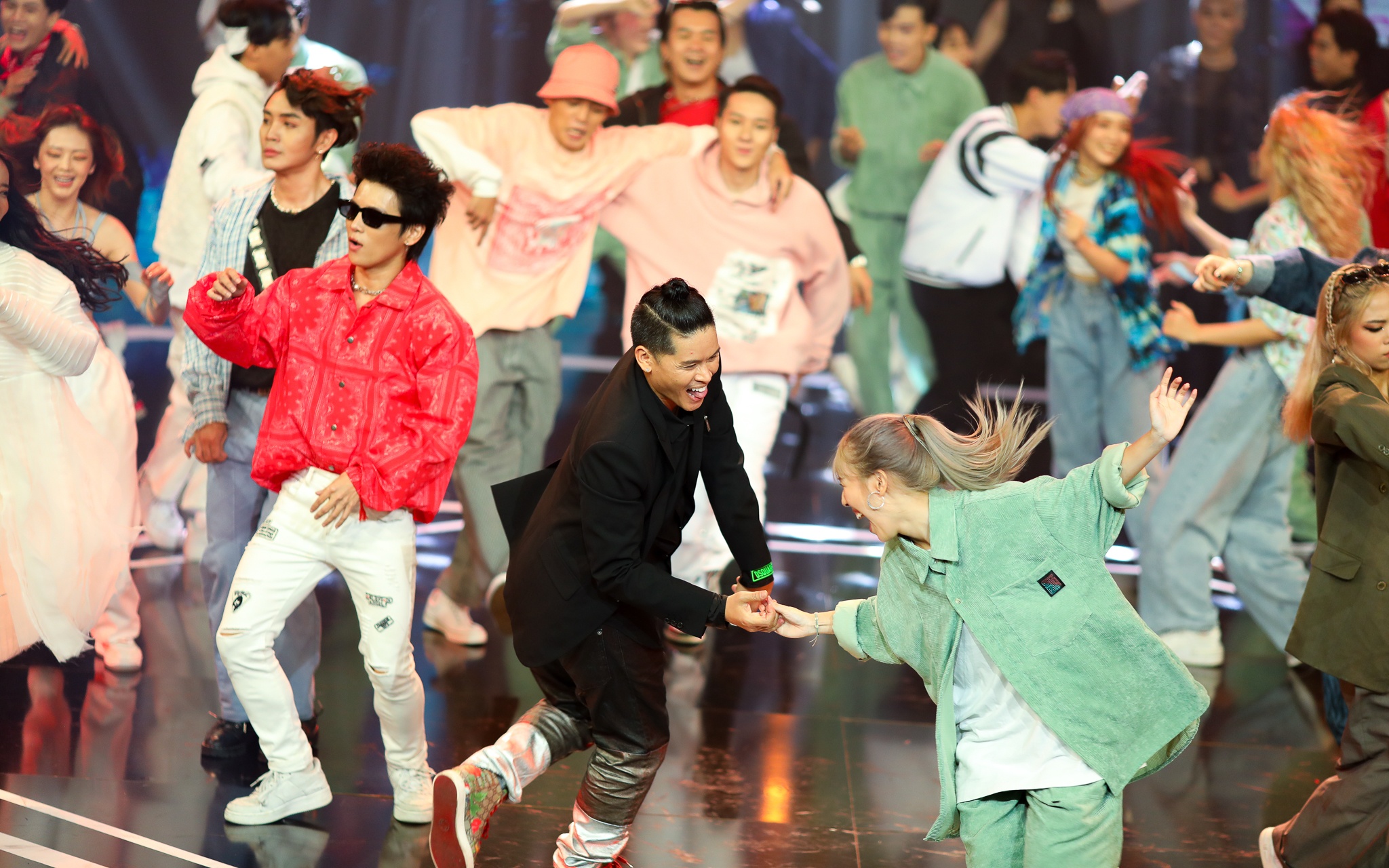 John Huy Tran lam giam khao show vu dao anh 18