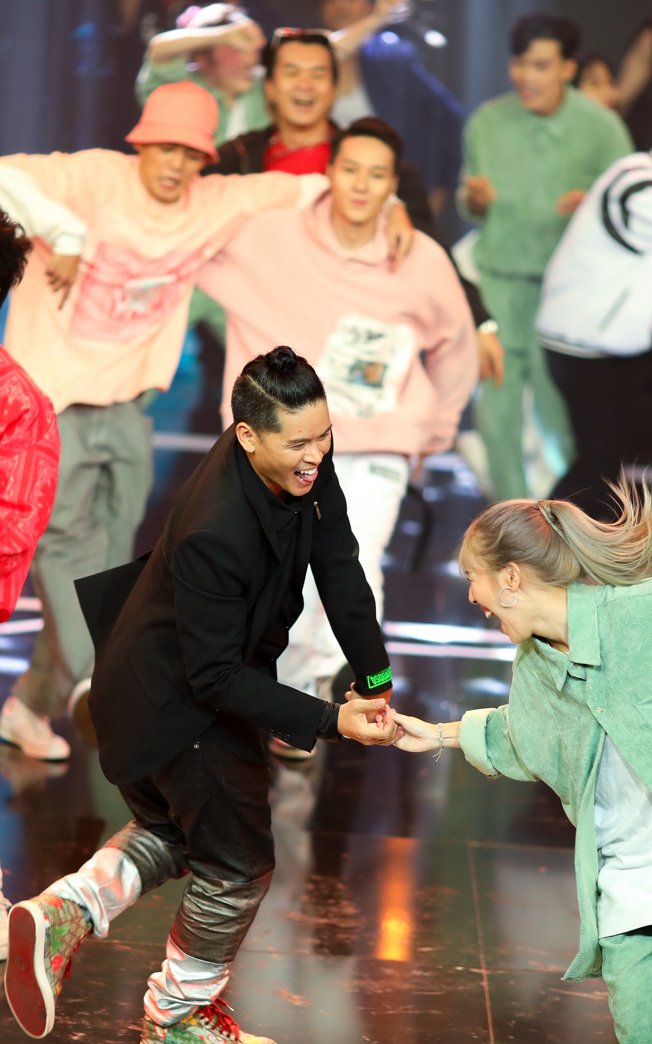 John Huy Tran lam giam khao show vu dao anh 19