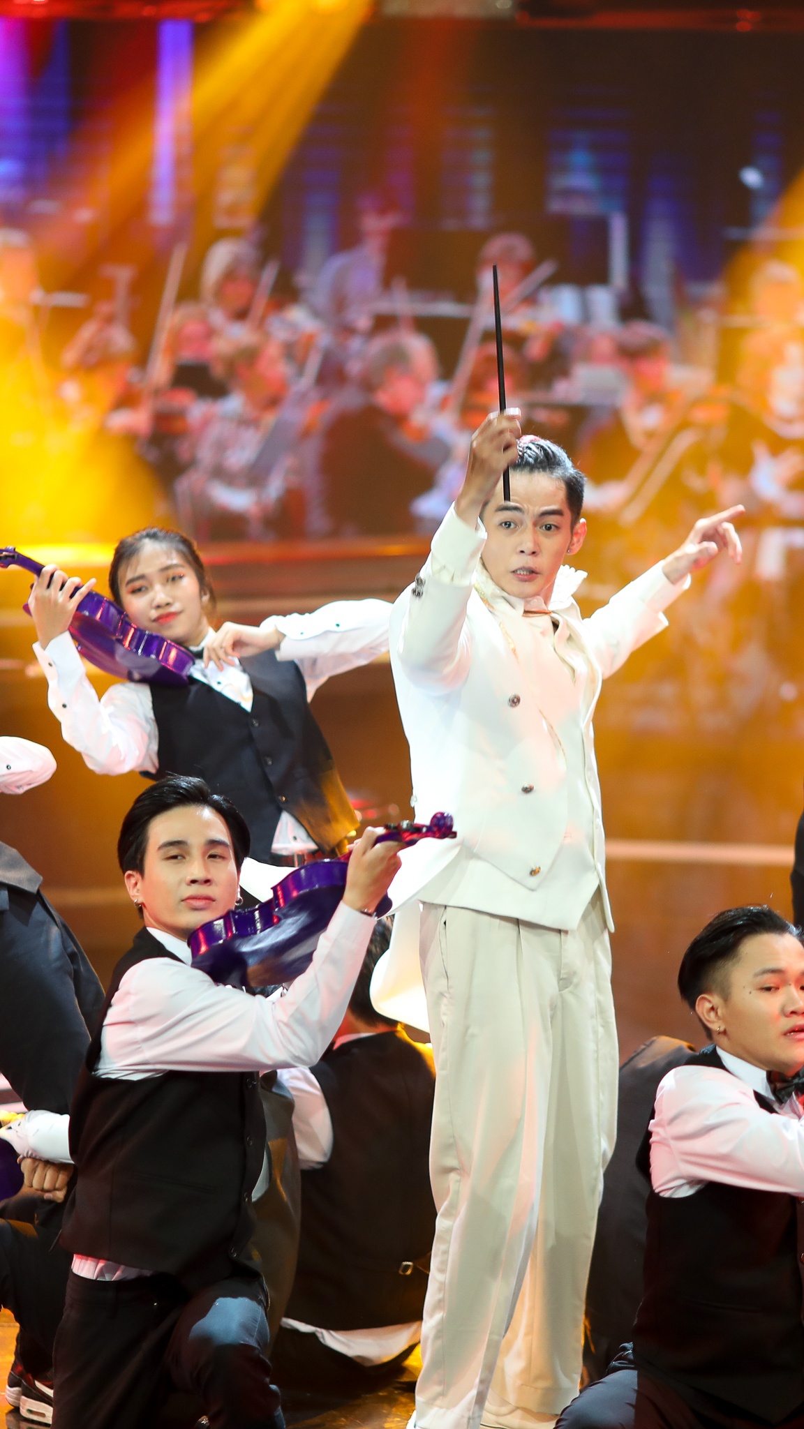 John Huy Tran lam giam khao show vu dao anh 29