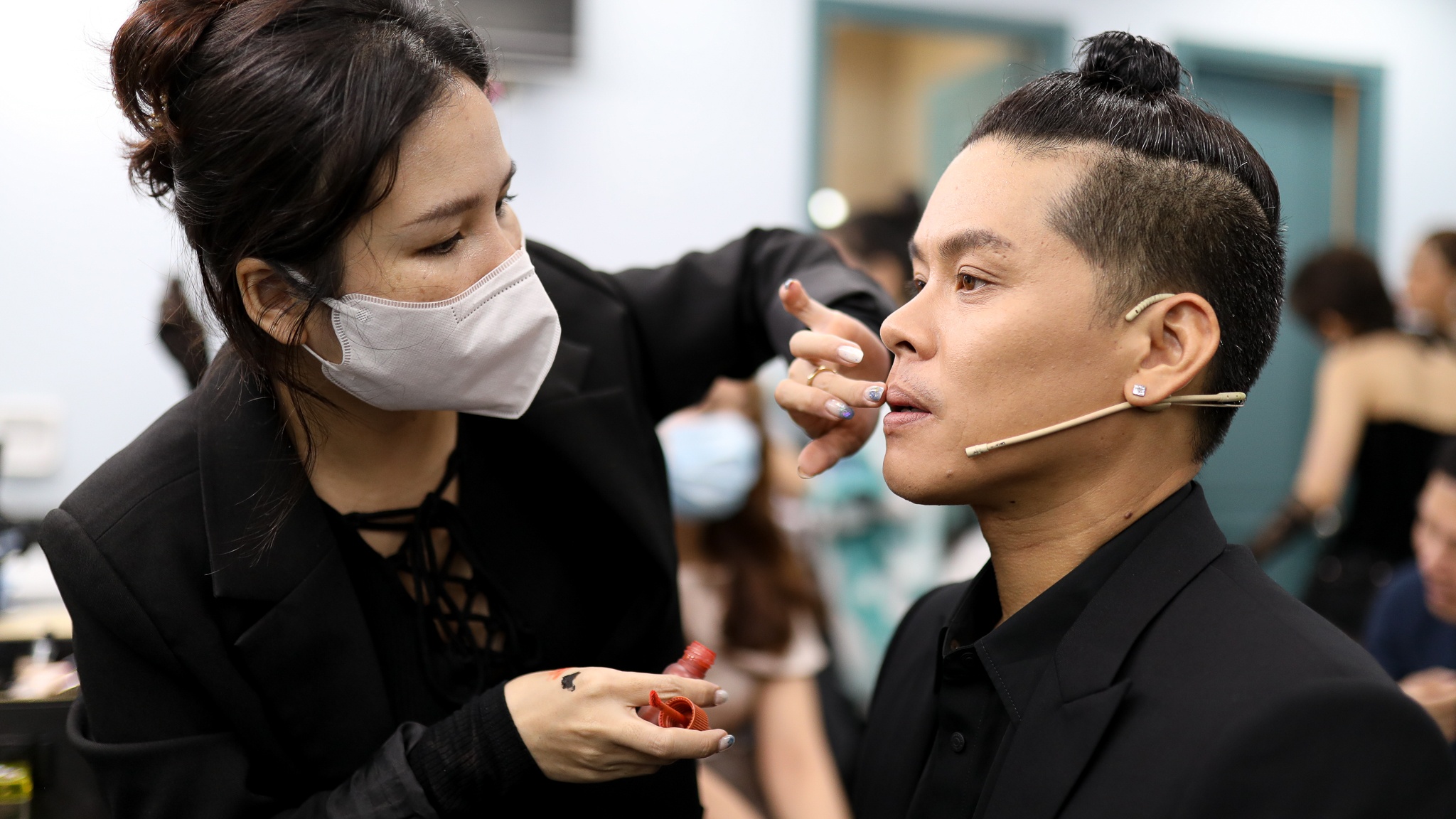 John Huy Tran lam giam khao show vu dao anh 6