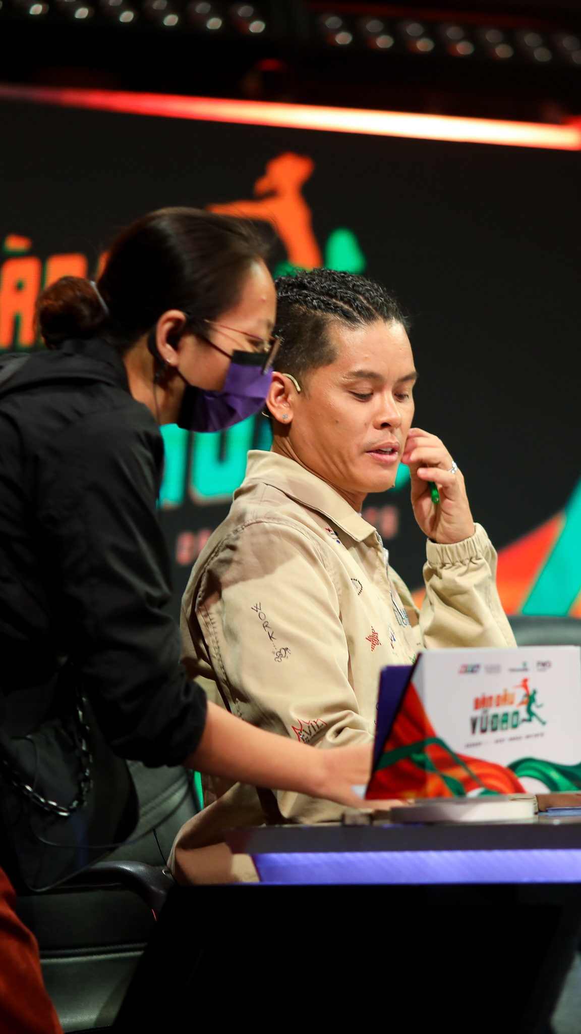 John Huy Tran lam giam khao show vu dao anh 33