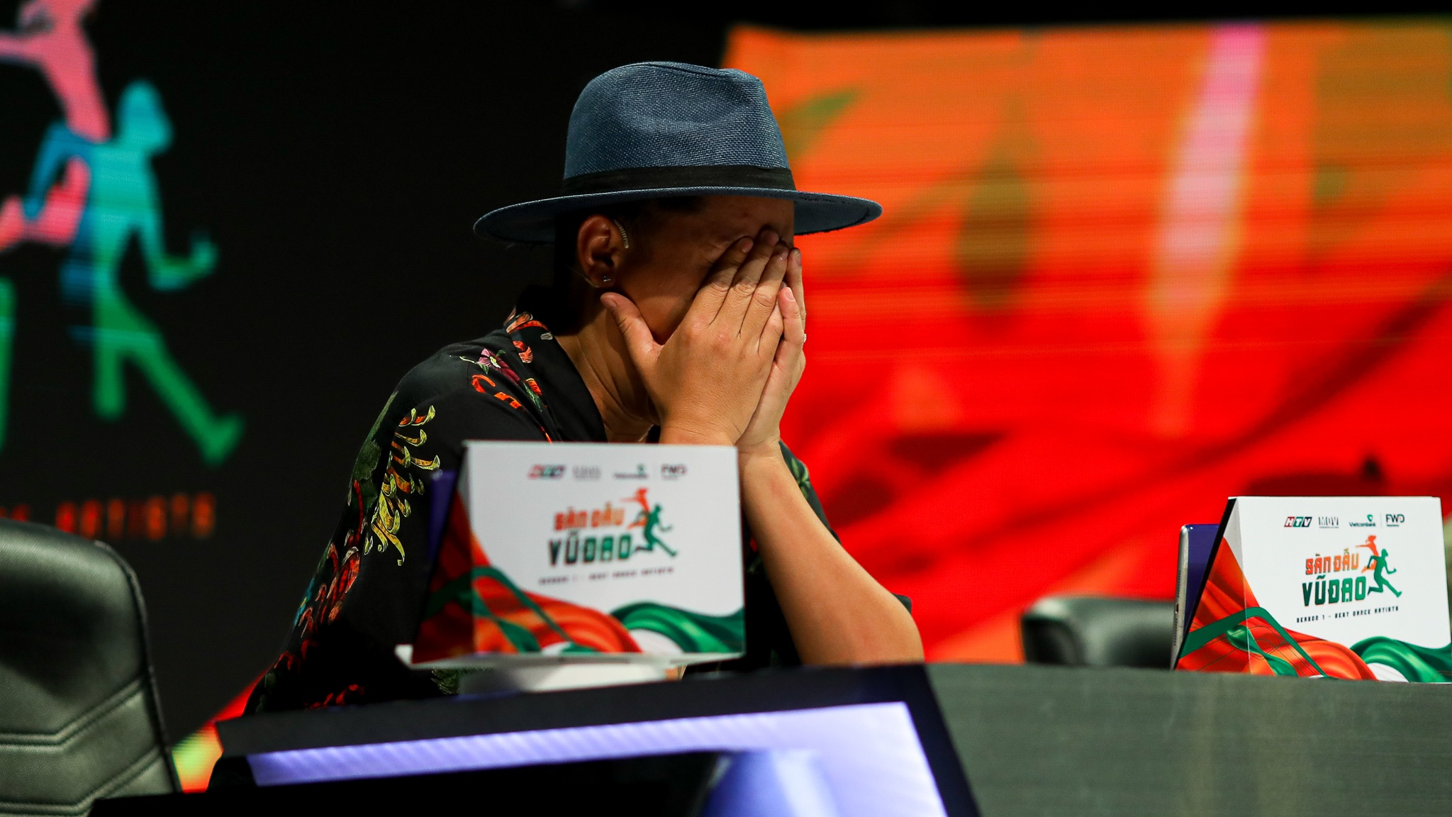 John Huy Tran lam giam khao show vu dao anh 35