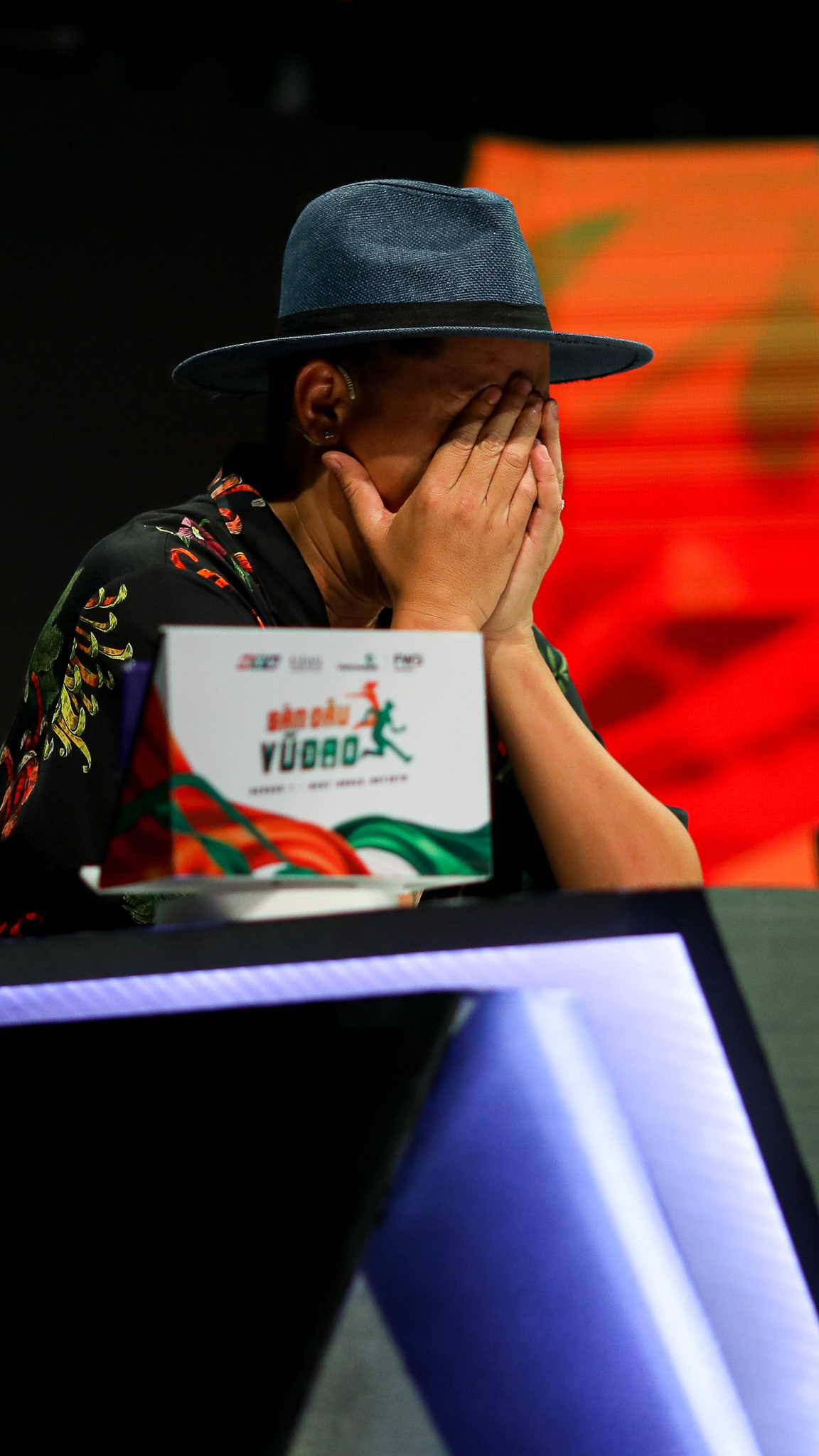 John Huy Tran lam giam khao show vu dao anh 34