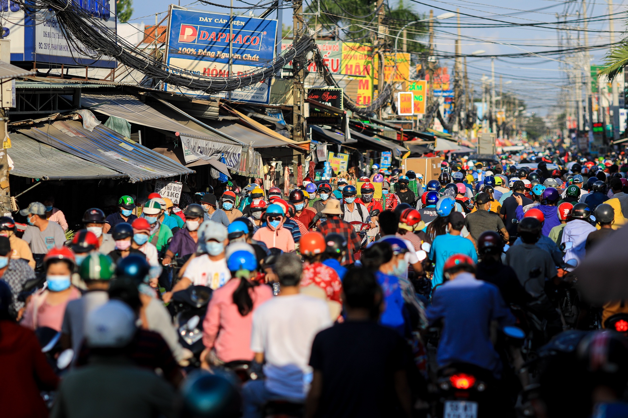 Cho tu phat o TP.HCM van dong sau lenh dung hoat dong hinh anh