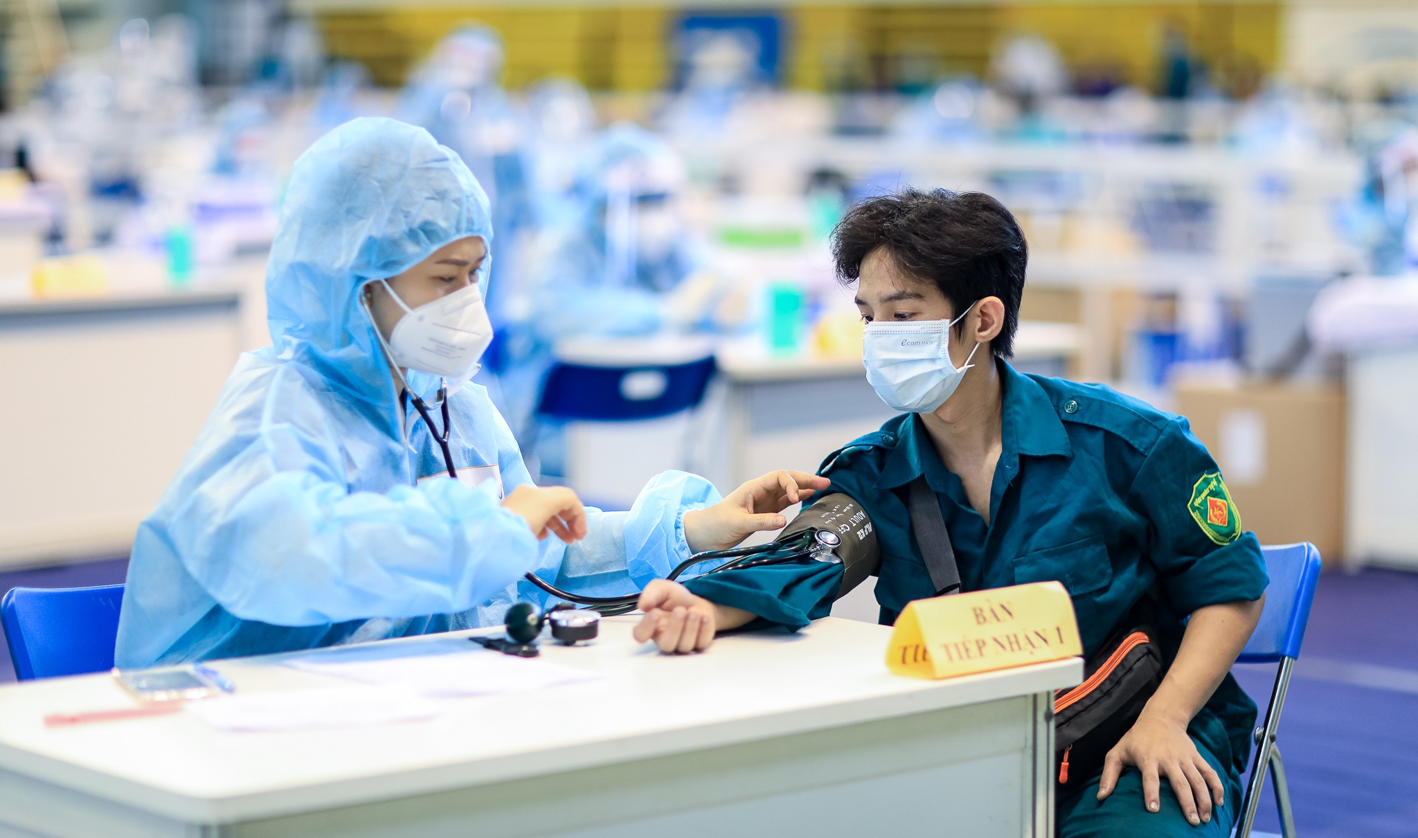 Tiem vaccine Covid-19 anh 7