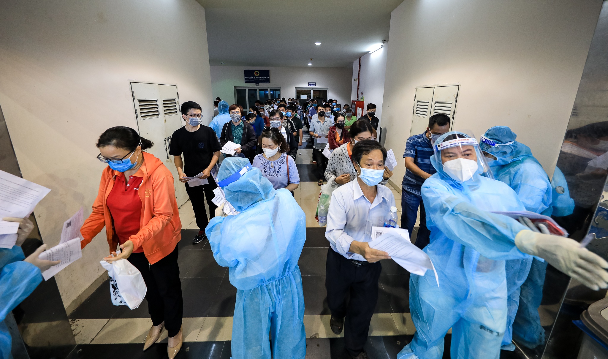 Tiem vaccine Covid-19 anh 3