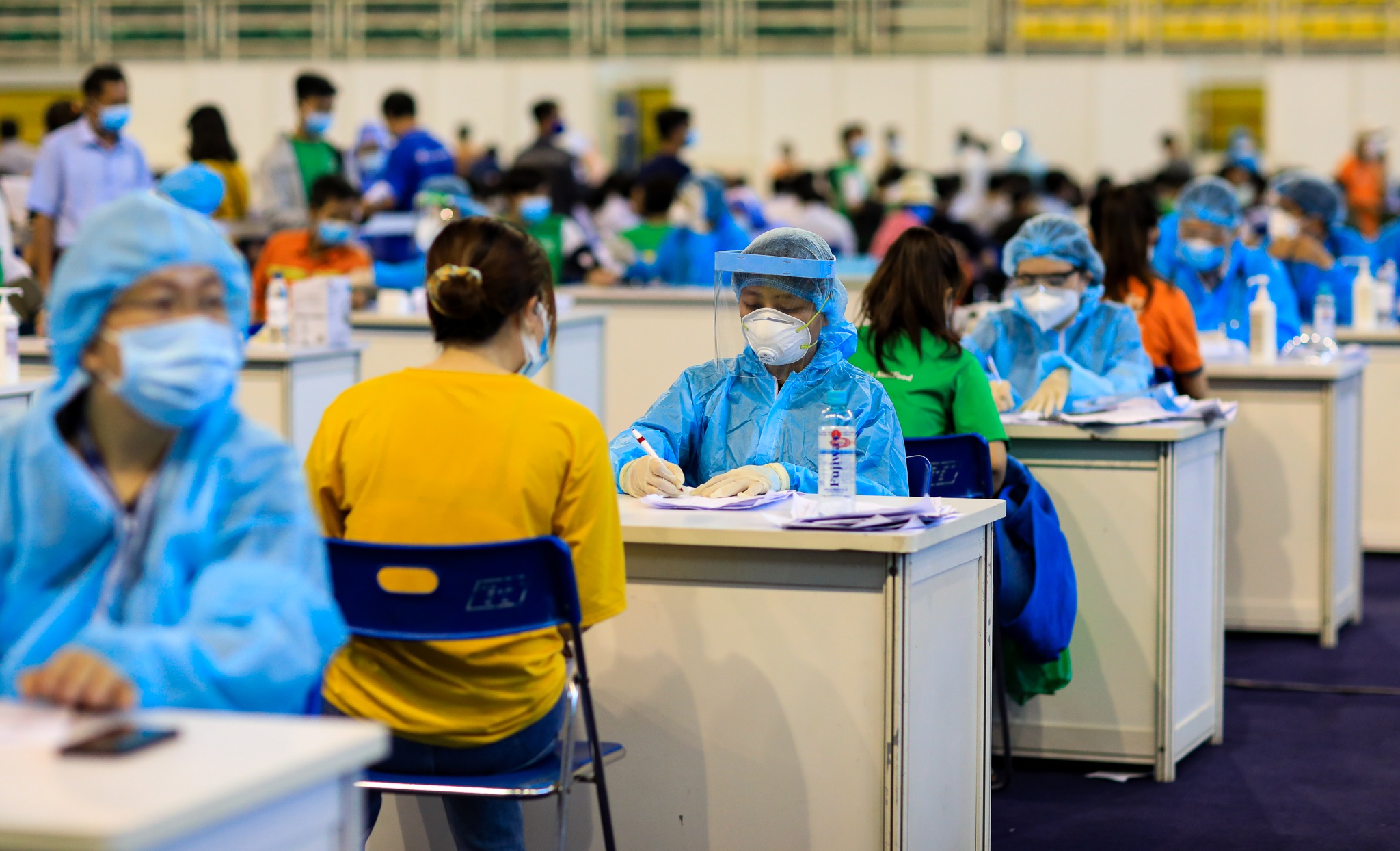 ngoi cho hang gio tiem vaccine anh 7