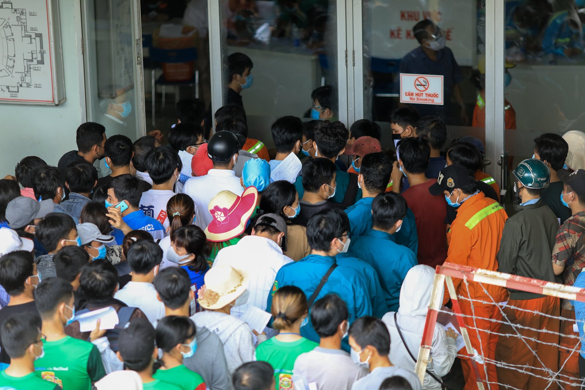 ngoi cho hang gio tiem vaccine anh 2