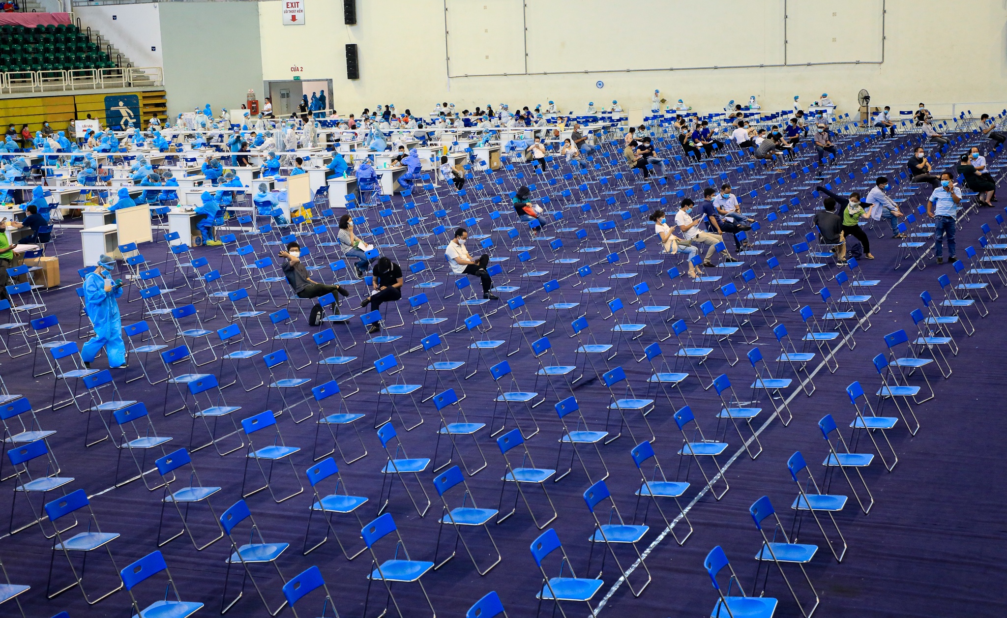 nha thi dau phu tho vang nguoi dan tiem vaccine anh 3