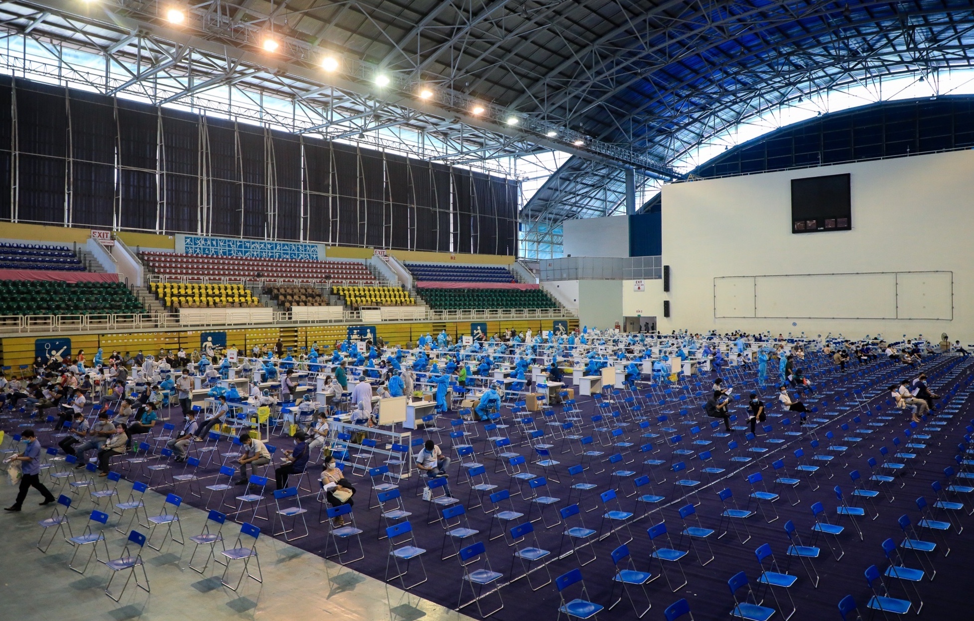 nha thi dau phu tho vang nguoi dan tiem vaccine anh 8