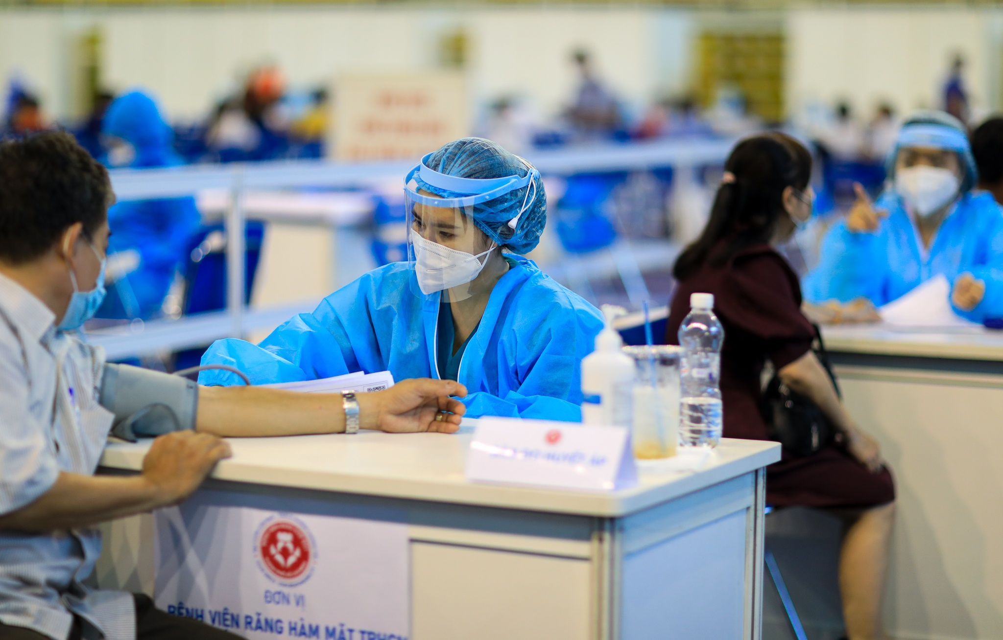 nha thi dau phu tho vang nguoi dan tiem vaccine anh 4