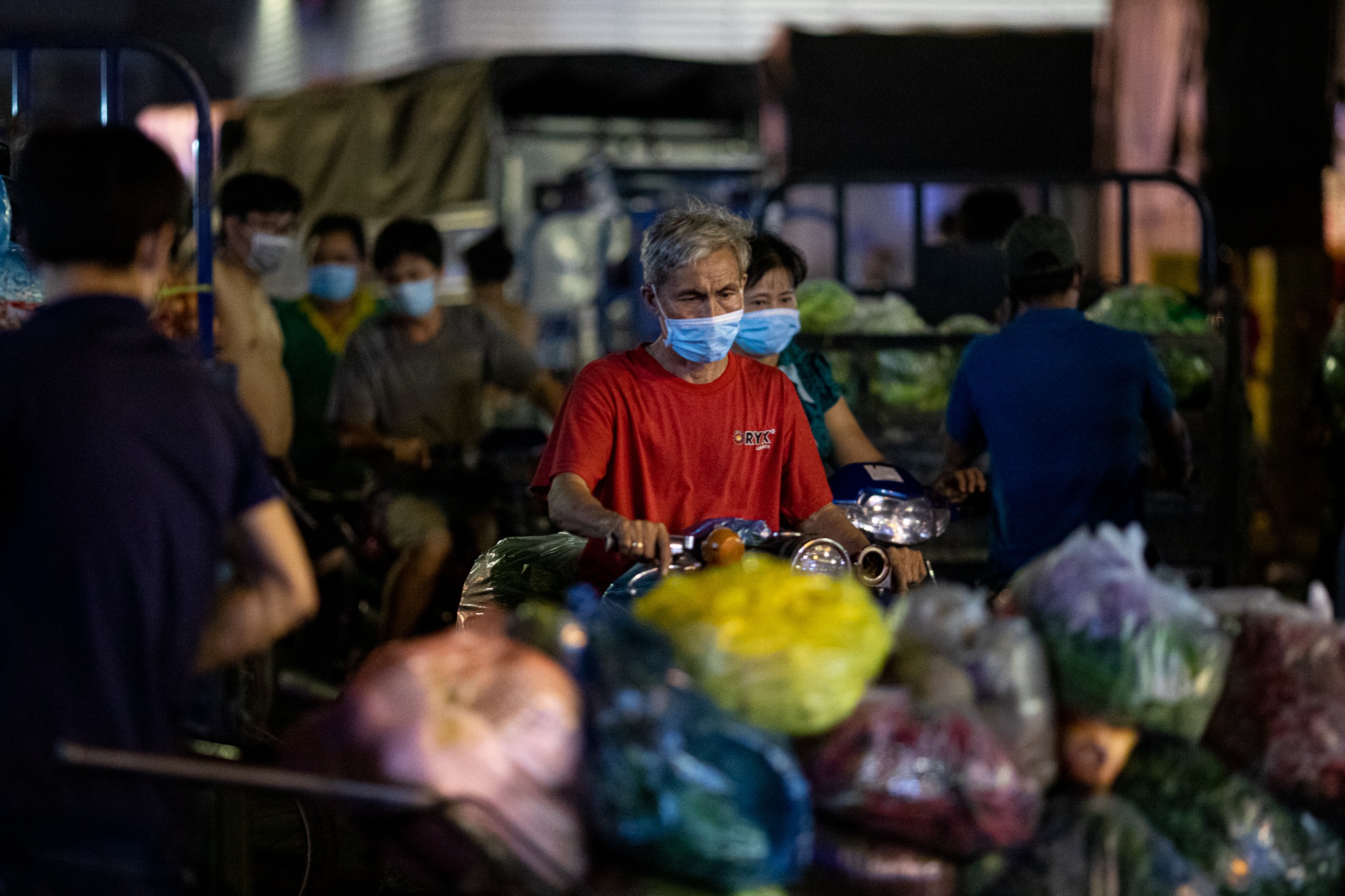 Nguoi dan khong deo khau trang anh 3