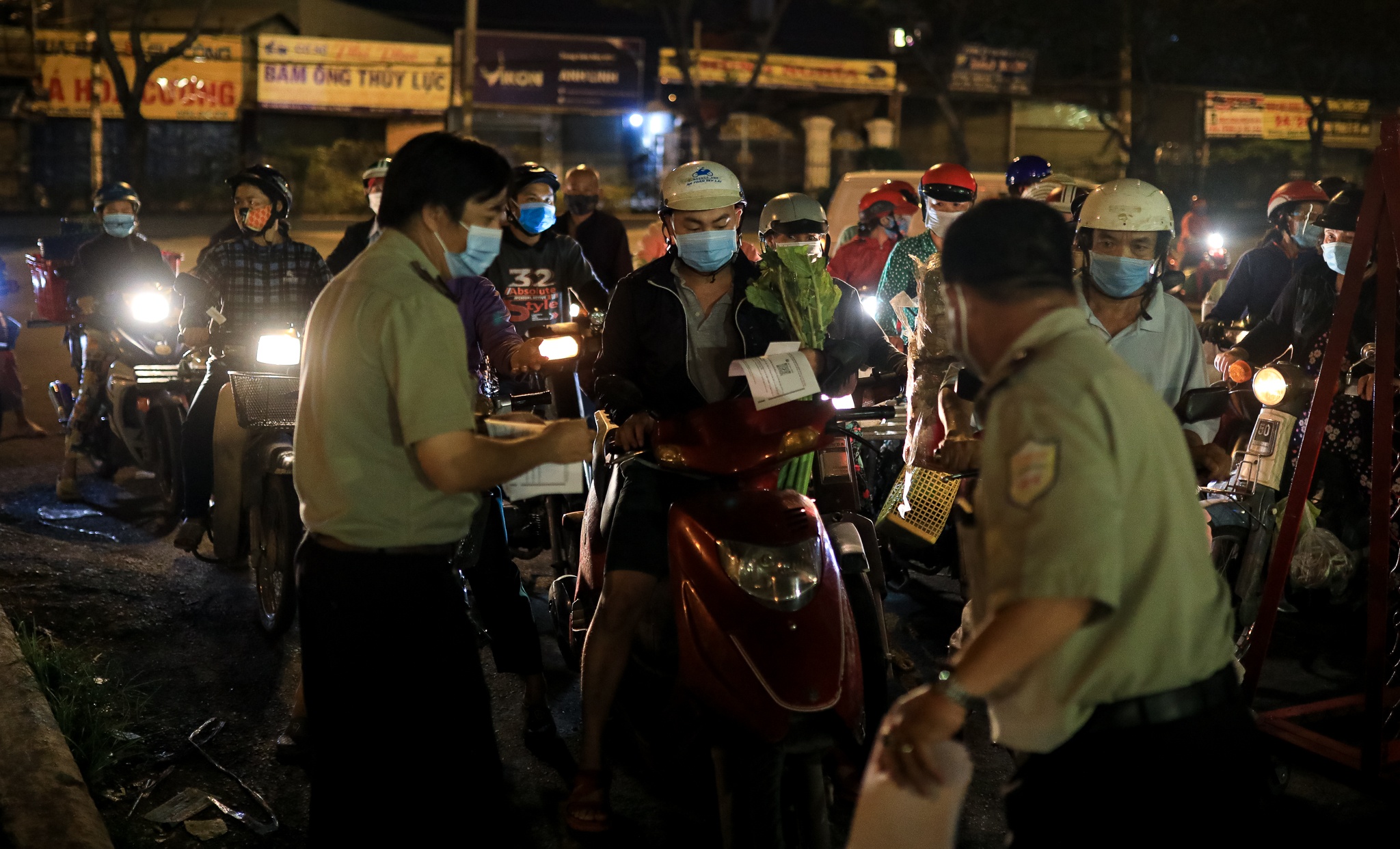 Nguoi dan khong deo khau trang anh 2