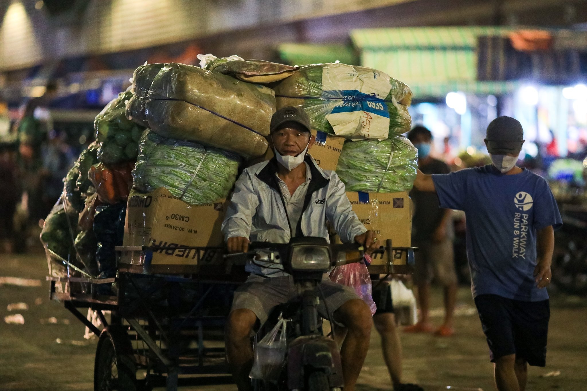 Nguoi dan khong deo khau trang anh 6