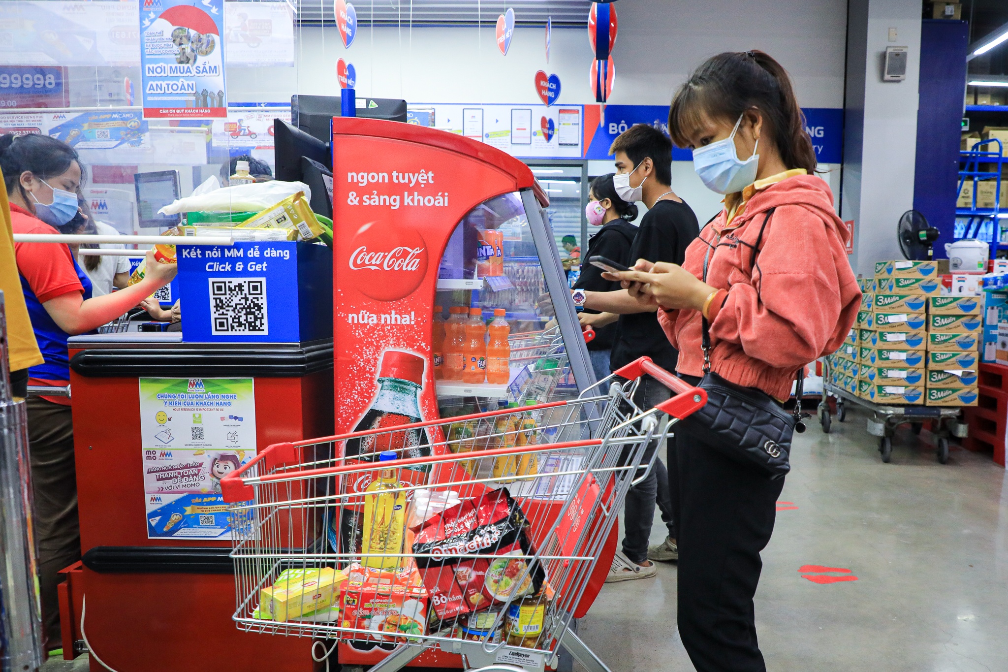 sieu thi tien loi trong tron thit ca anh 11