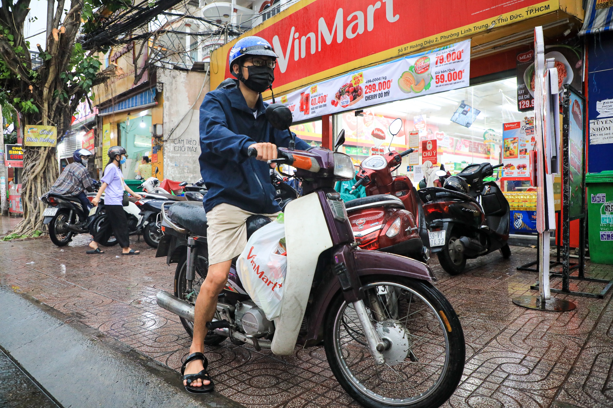 sieu thi tien loi trong tron thit ca anh 6