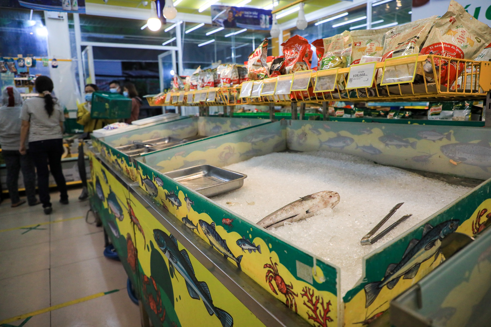 sieu thi tien loi trong tron thit ca anh 2