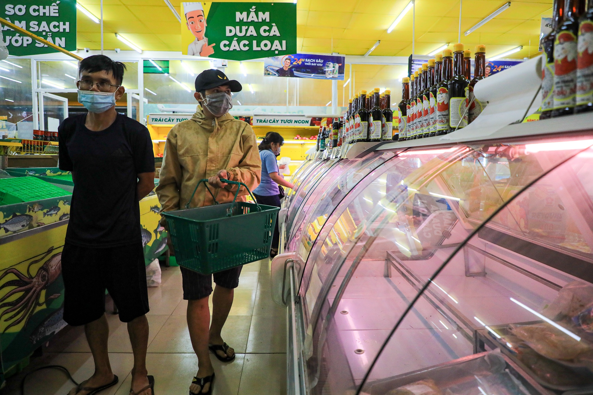 Nhieu sieu thi tien loi o TP Thu Duc het sach thit ca hinh anh