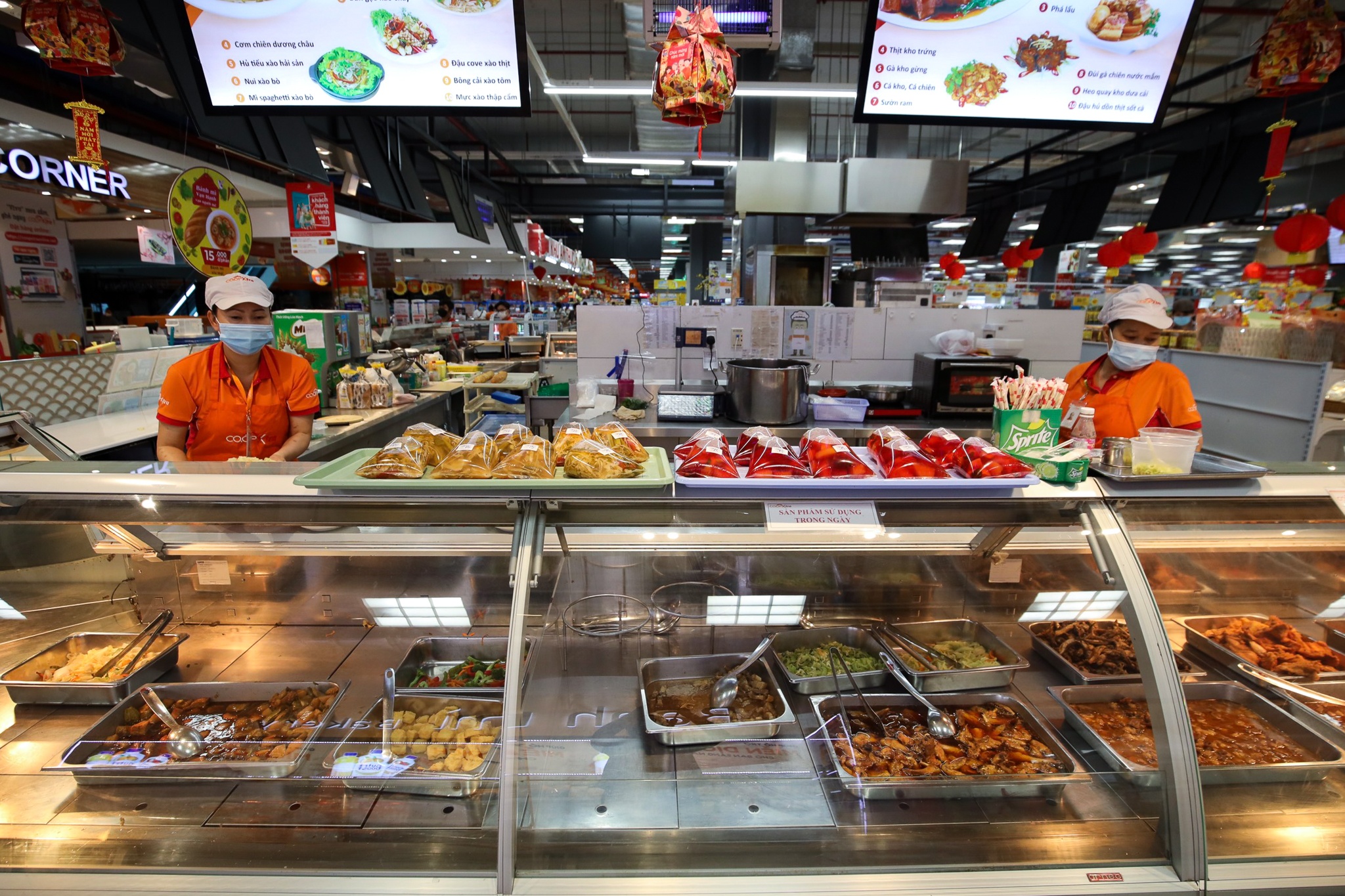 chay hang thuc pham che bien san anh 8