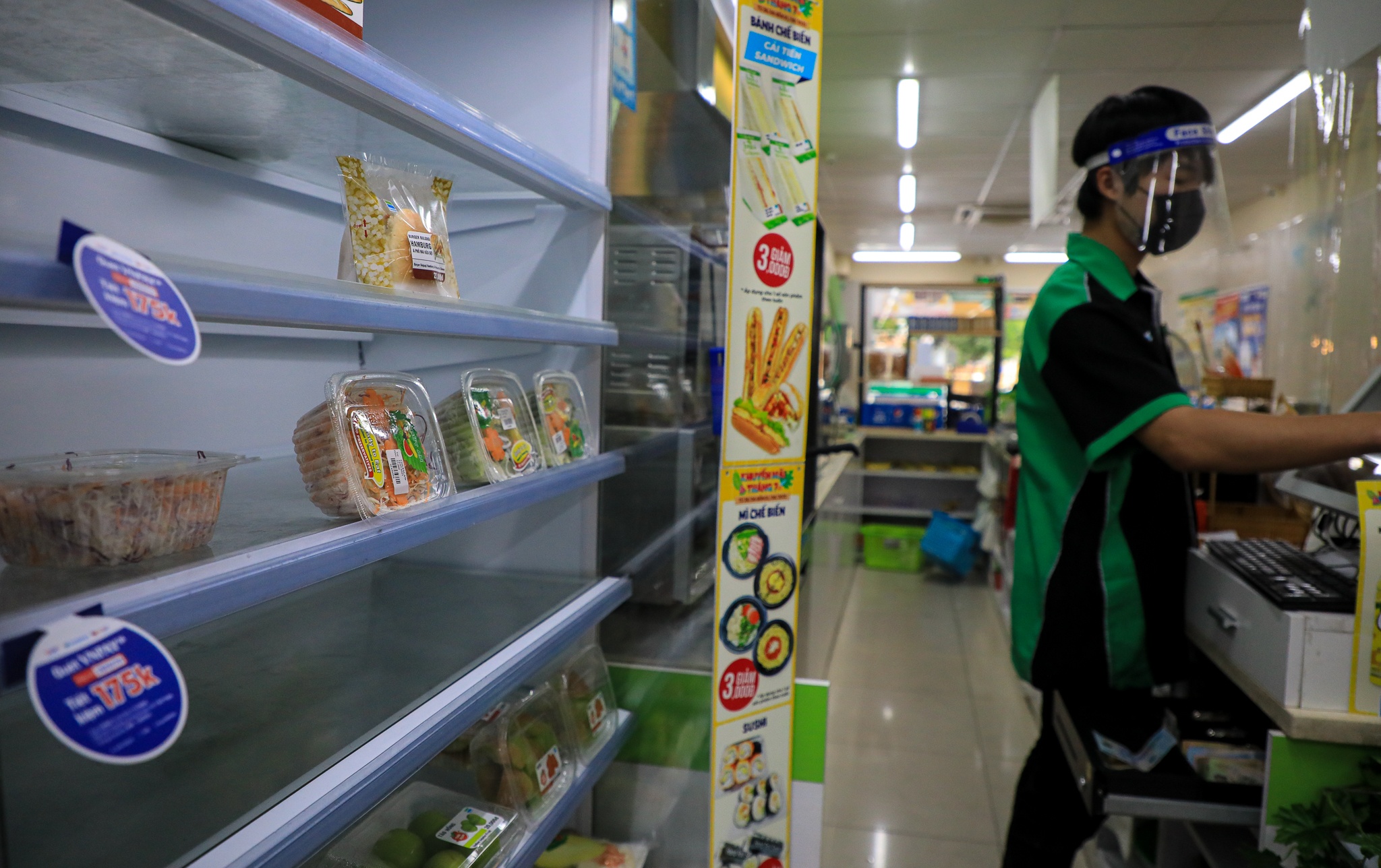 Cua hang tien loi het do an mang ve tu som hinh anh