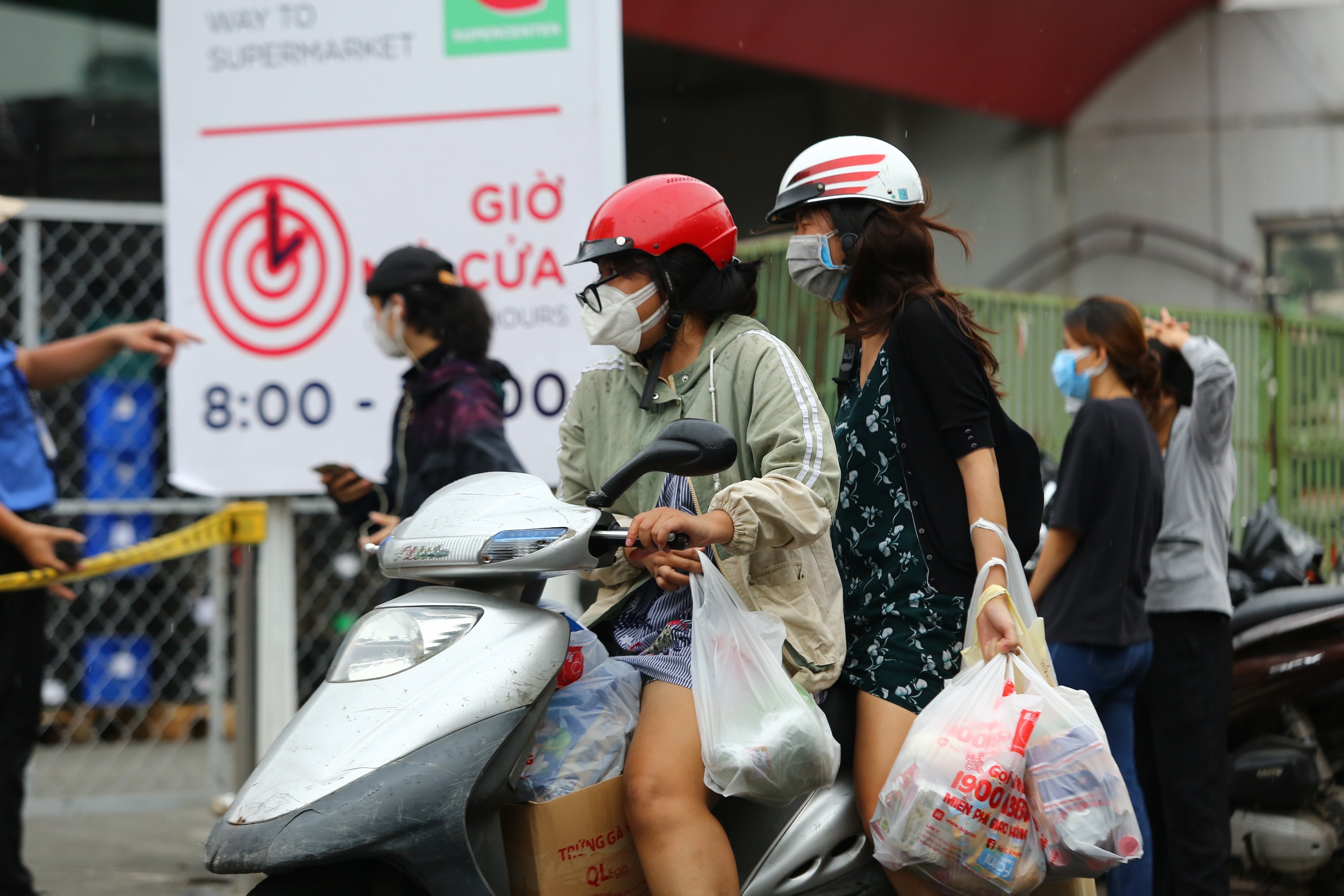 xep hang nhieu gio van khong vao duoc sieu thi anh 6