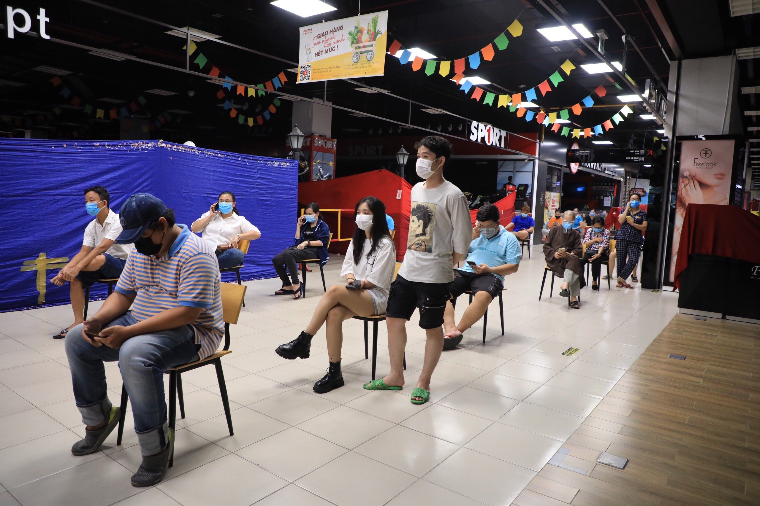 xep hang nhieu gio van khong vao duoc sieu thi anh 8