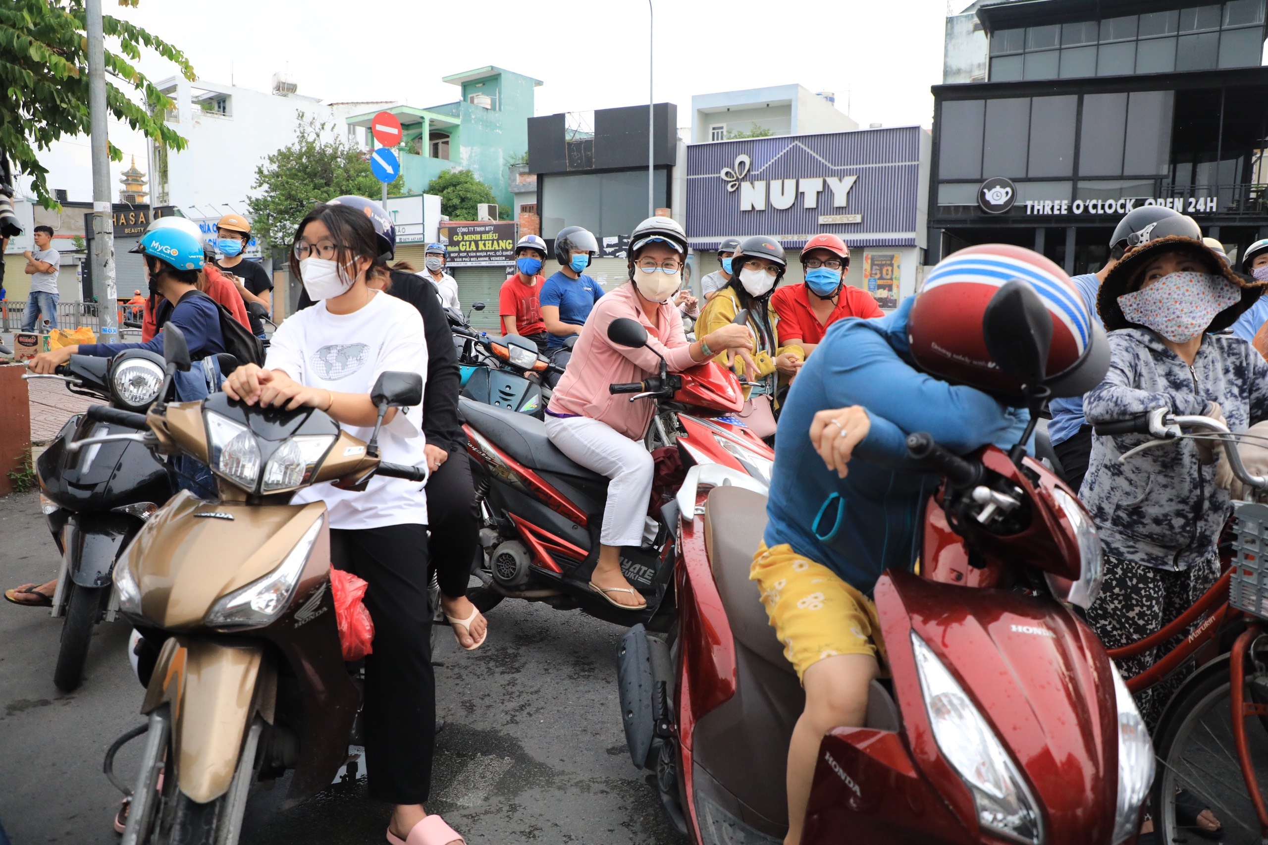 xep hang nhieu gio van khong vao duoc sieu thi anh 2