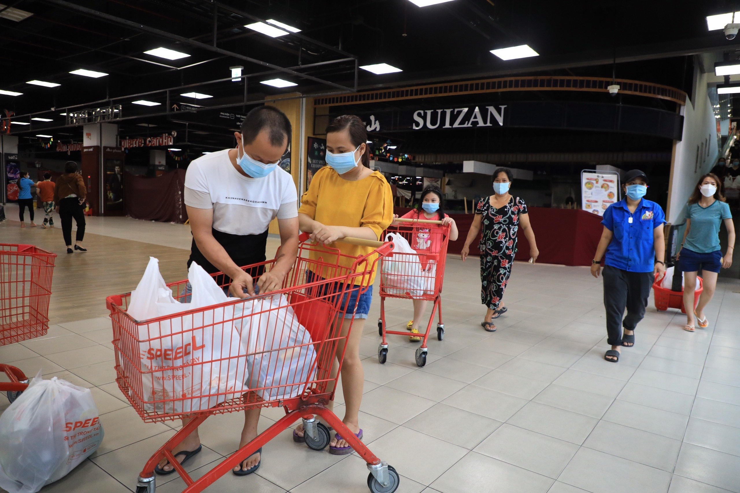 xep hang nhieu gio van khong vao duoc sieu thi anh 9