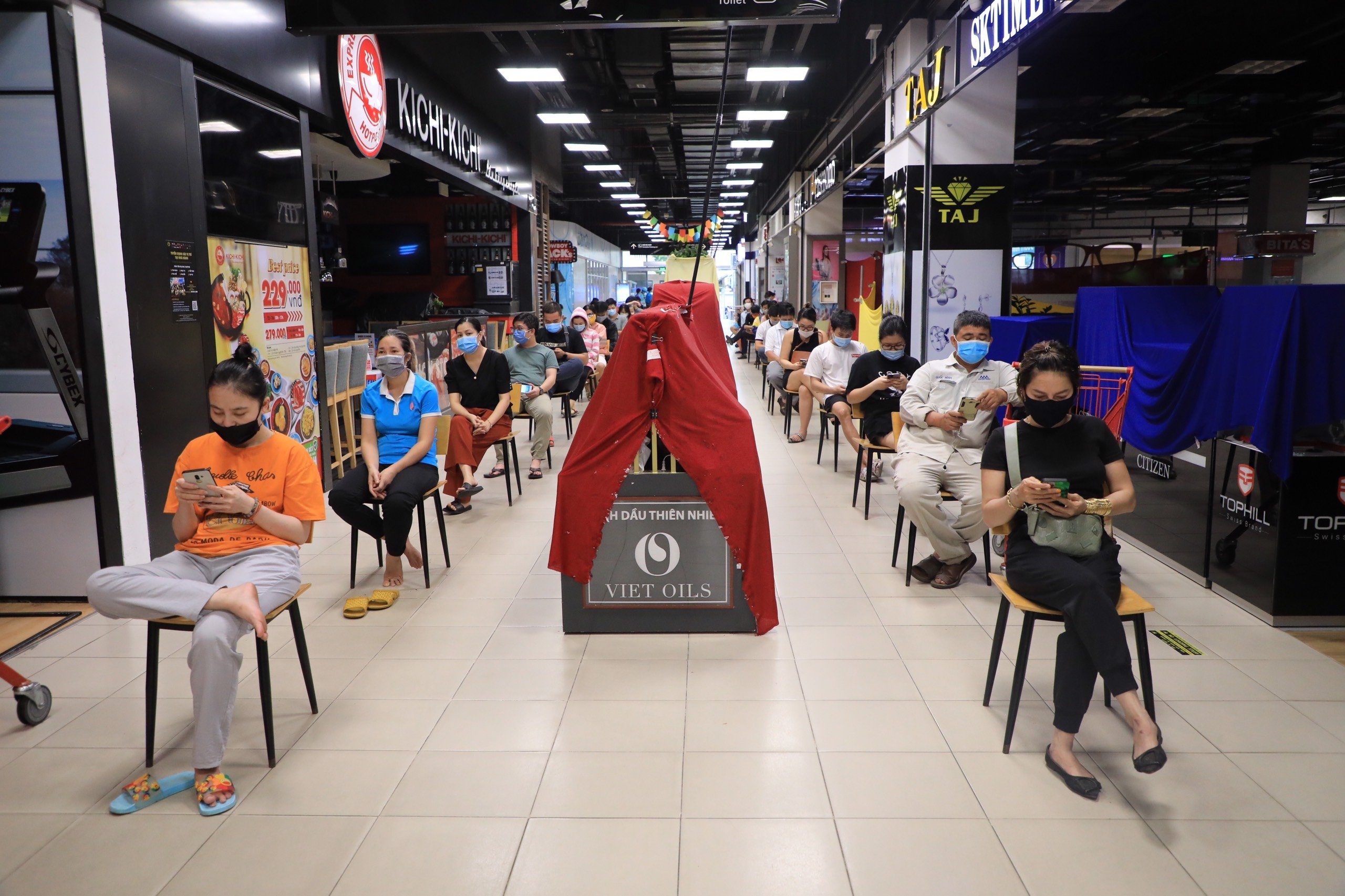 xep hang nhieu gio van khong vao duoc sieu thi anh 7