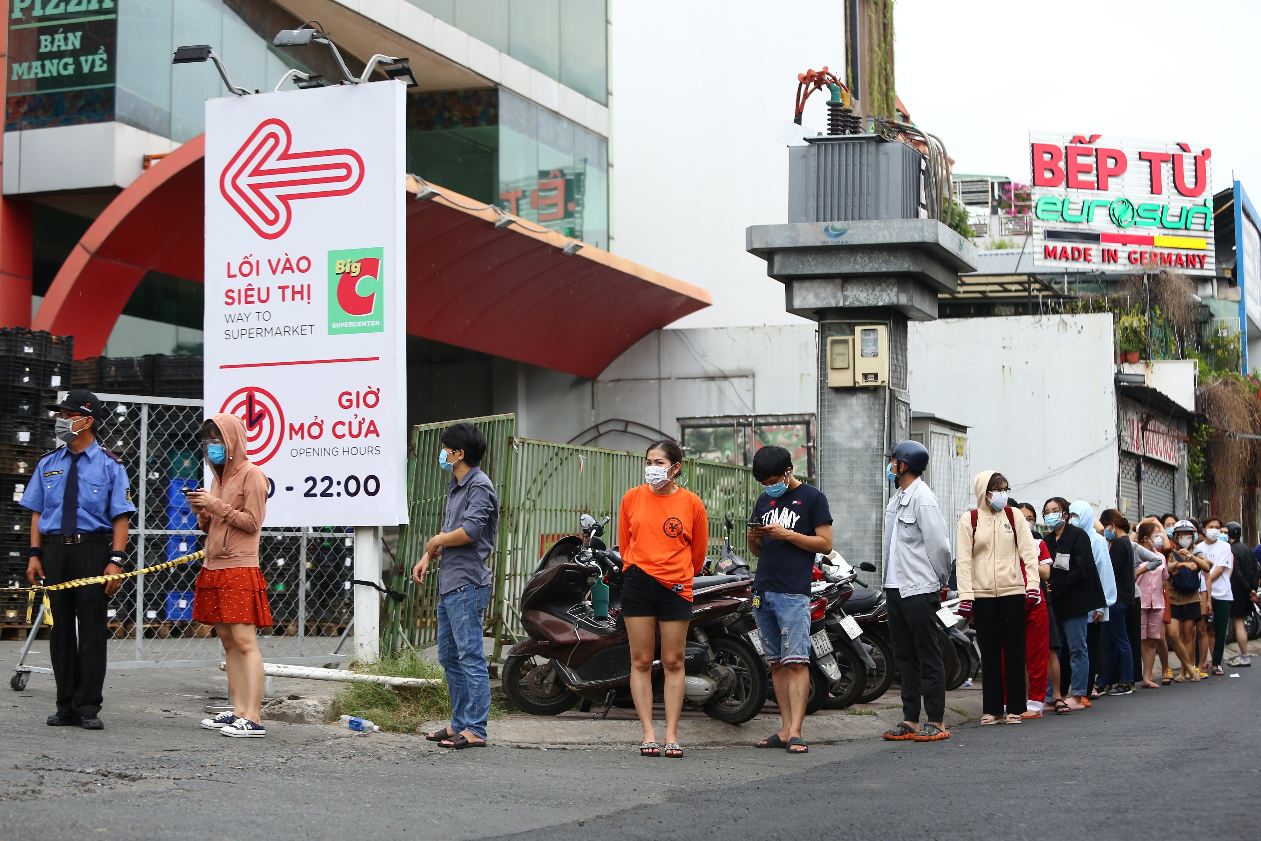 xep hang nhieu gio van khong vao duoc sieu thi anh 5